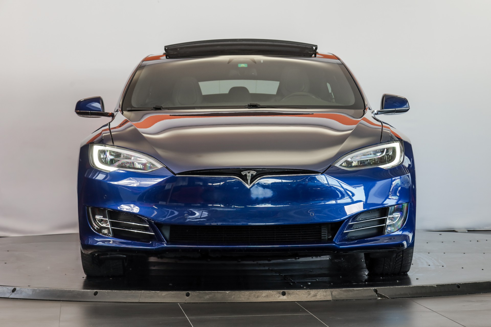 TESLA Model S 100 D-showroom-element-1