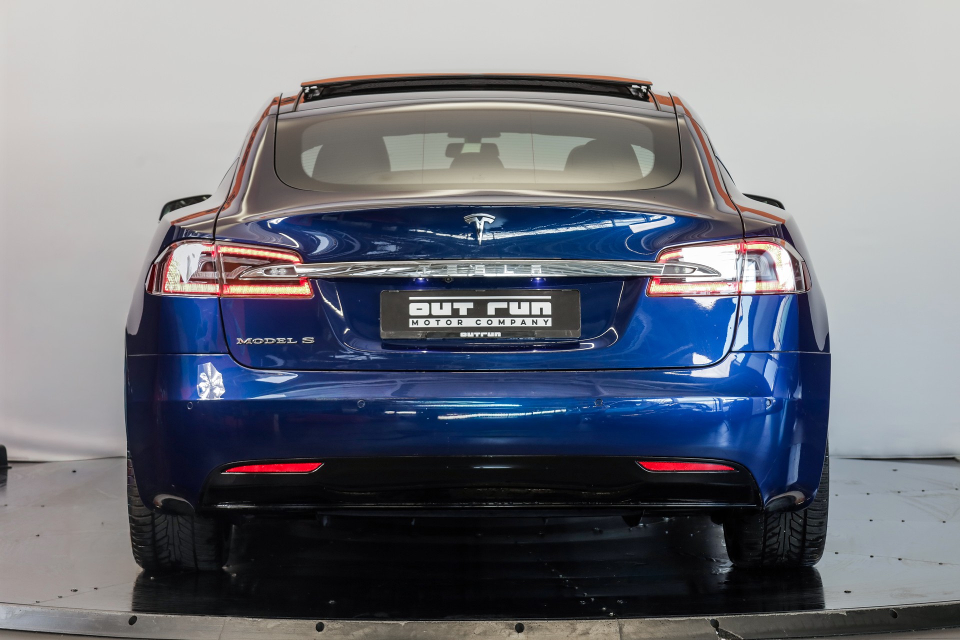 TESLA Model S 100 D-showroom-element-3