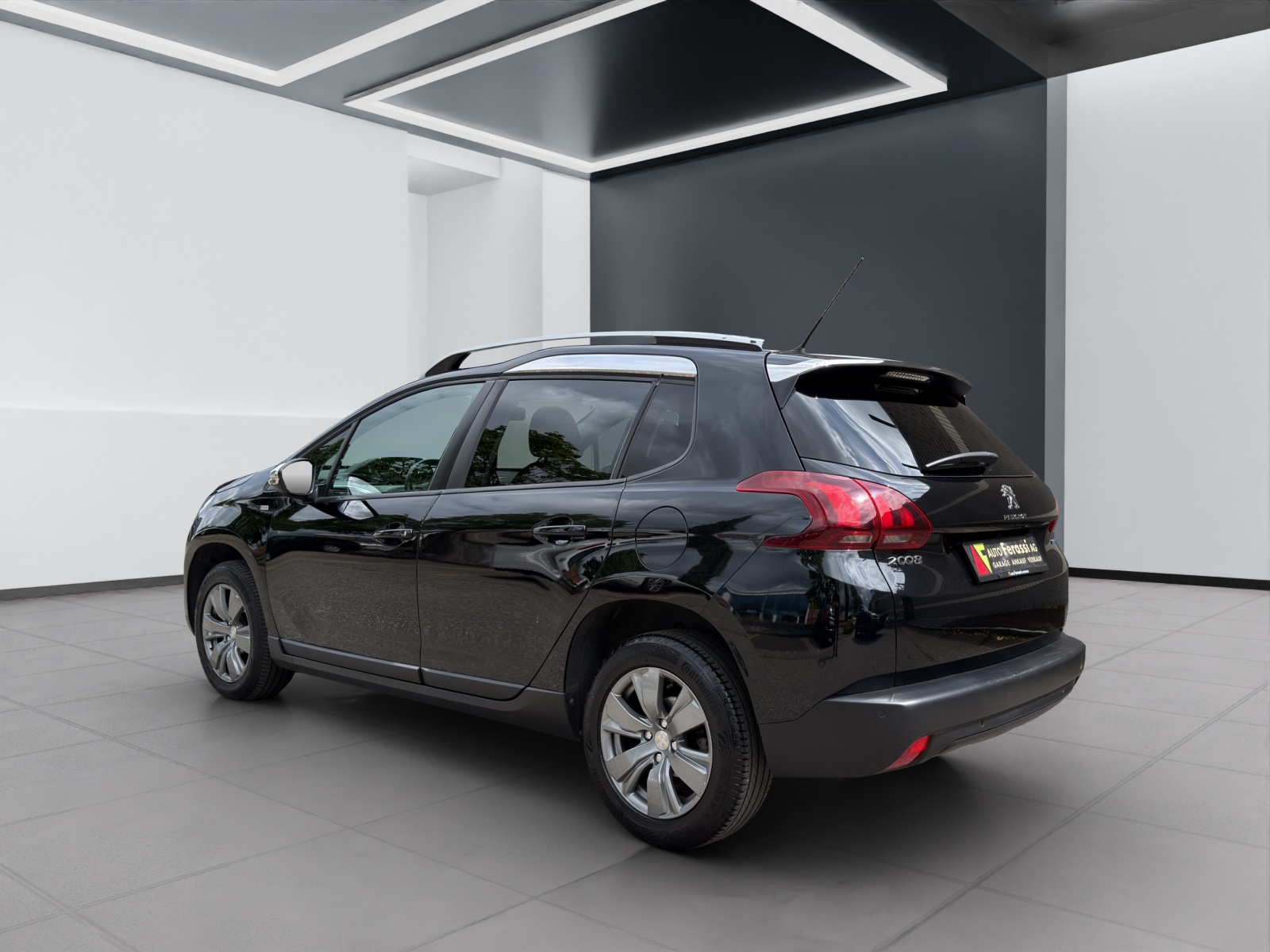 PEUGEOT 2008 1.2 PureTech Style EAT6-showroom-element-3