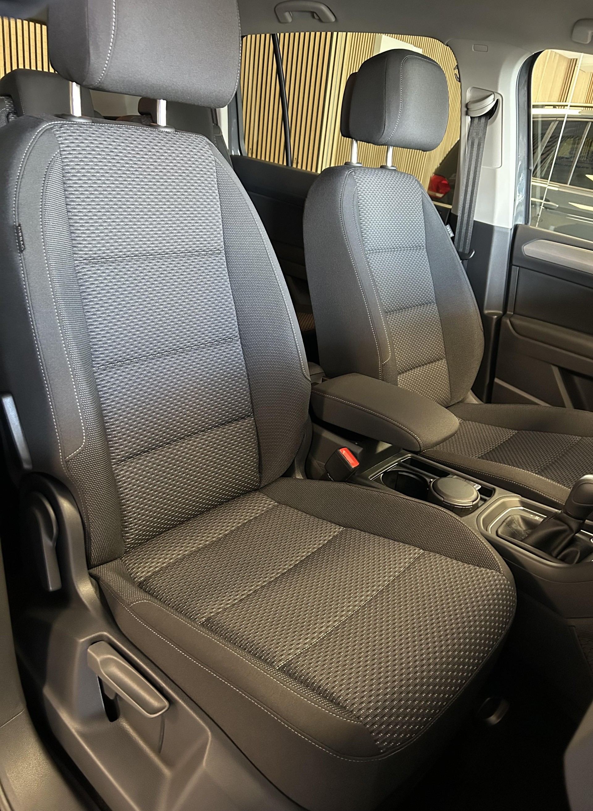VW Touran 1.5 TSI Comfortline DSG 7 Place/7Platz-image-17