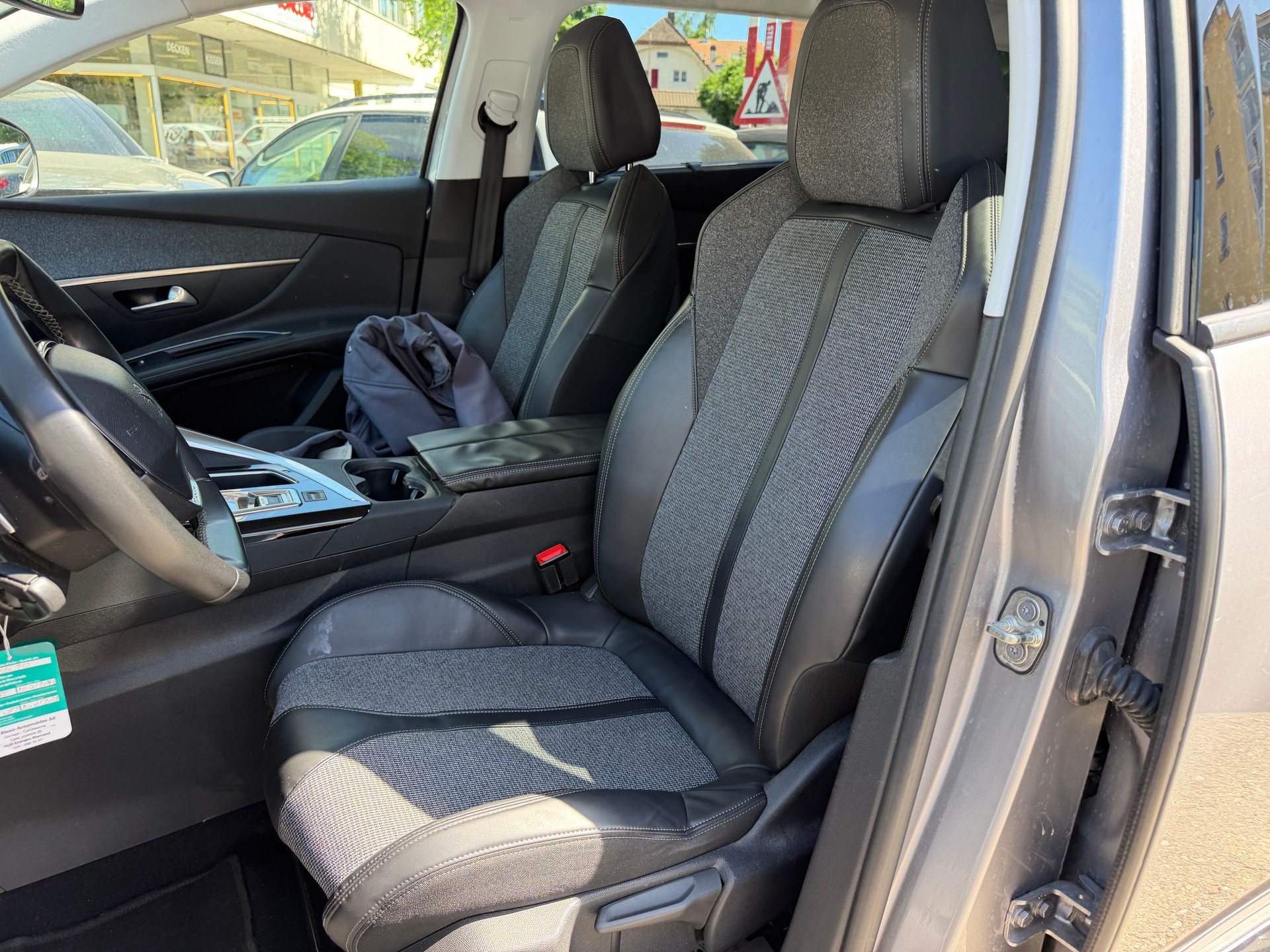 PEUGEOT 5008 1.2 Pure Tech Allure EAT-image-7