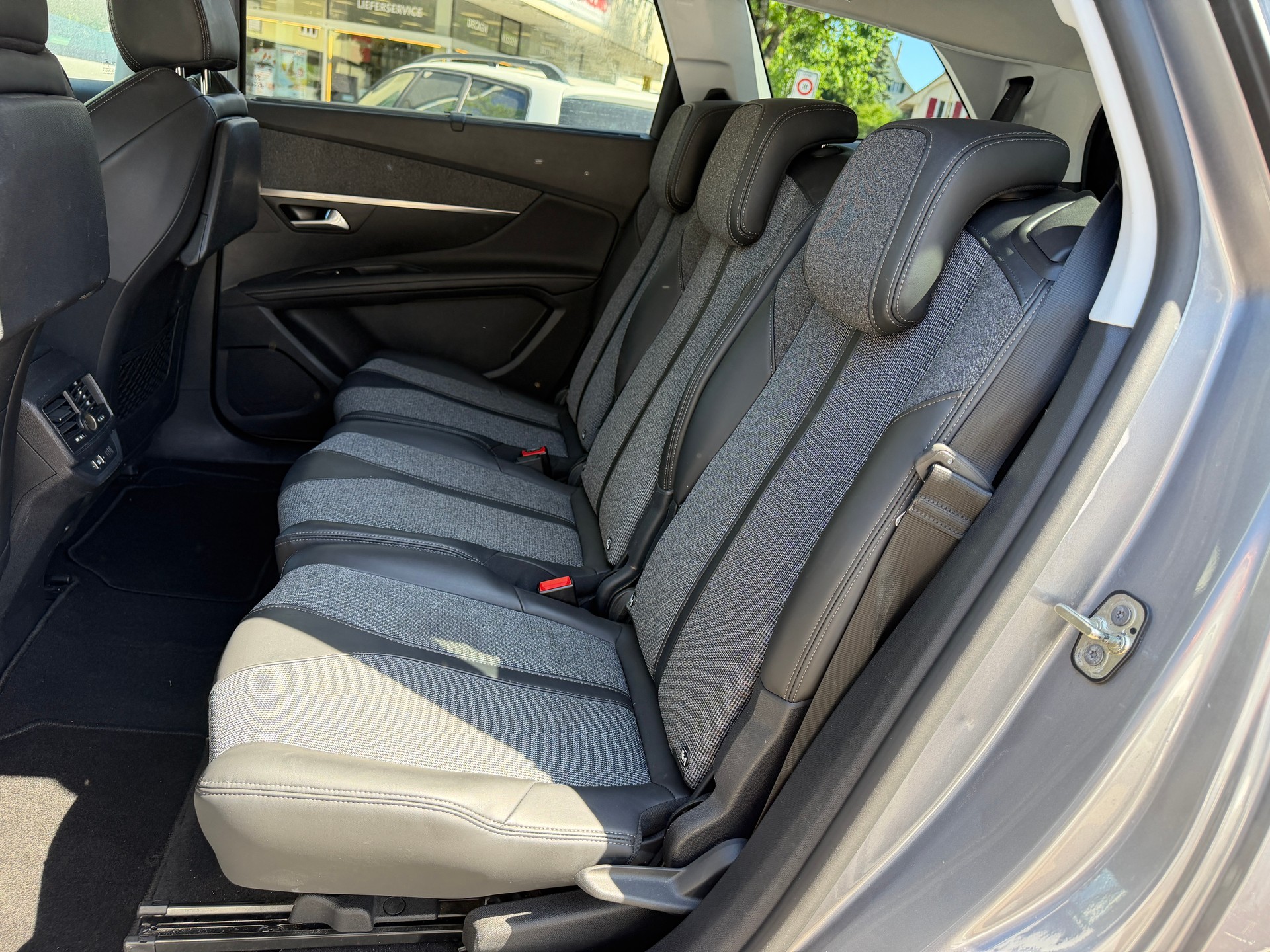 PEUGEOT 5008 1.2 Pure Tech Allure EAT-image-9