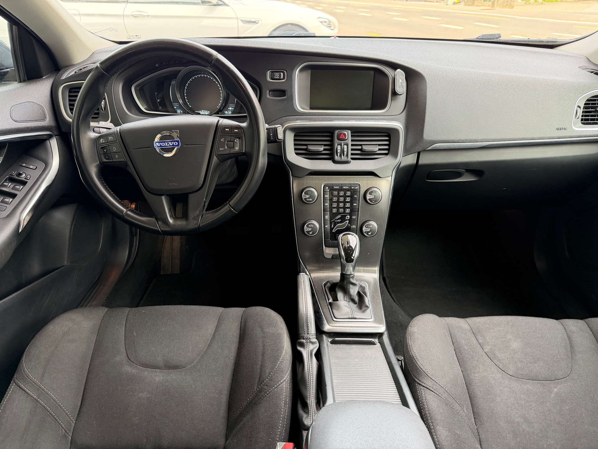 VOLVO V40 D3 Momentum Geartronic-image-6