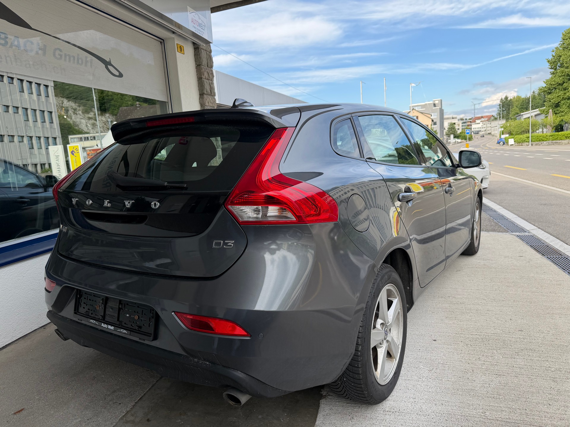 VOLVO V40 D3 Momentum Geartronic-image-4