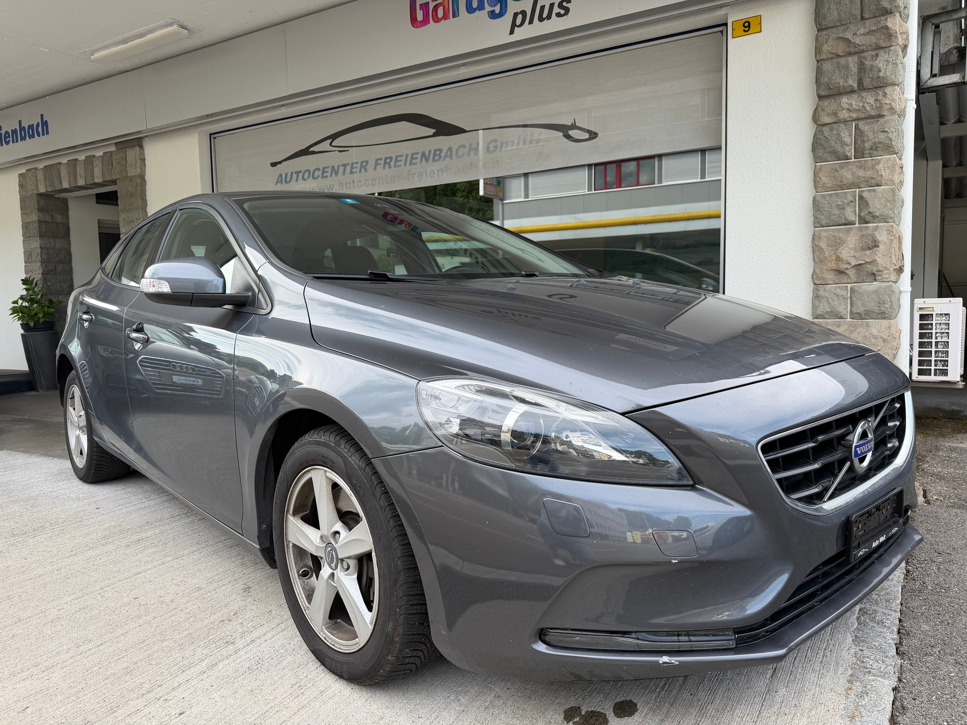 VOLVO V40 D3 Momentum Geartronic-showroom-element-2