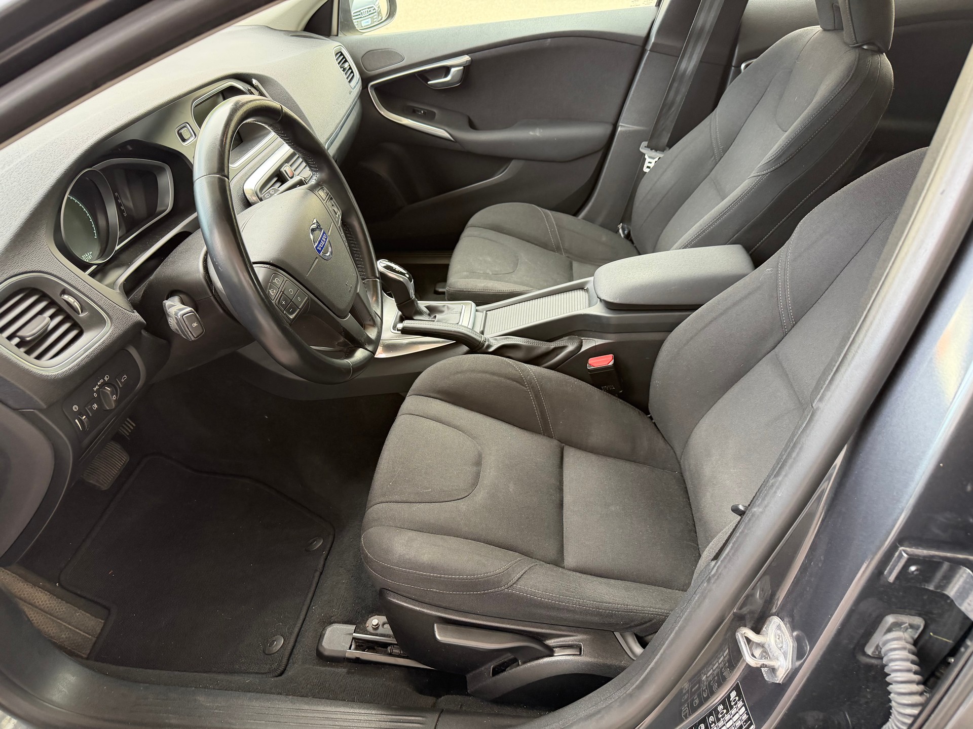 VOLVO V40 D3 Momentum Geartronic-image-7