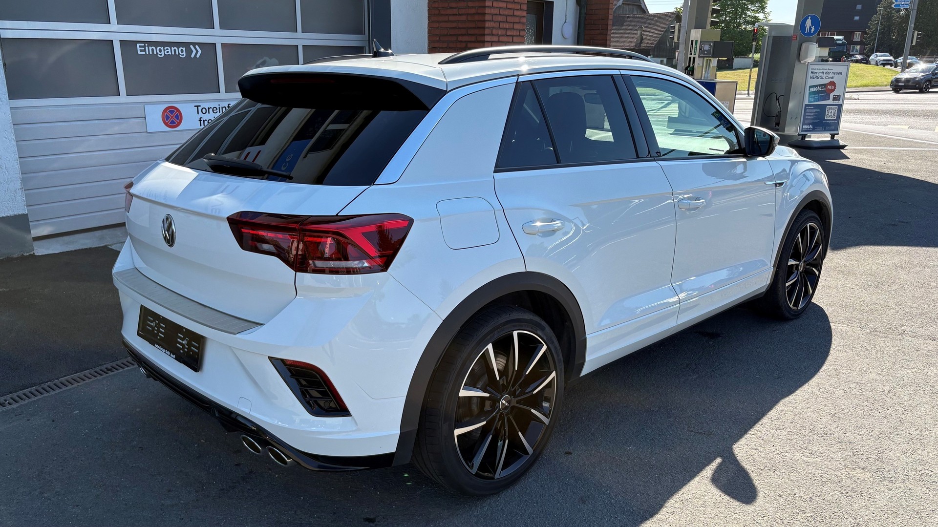 VW T-Roc 2.0 TSI R DSG 4Motion-image-2