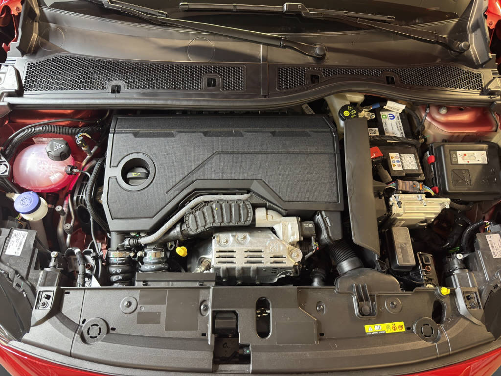PEUGEOT 208 1.2 Hybrid Allure-image-8