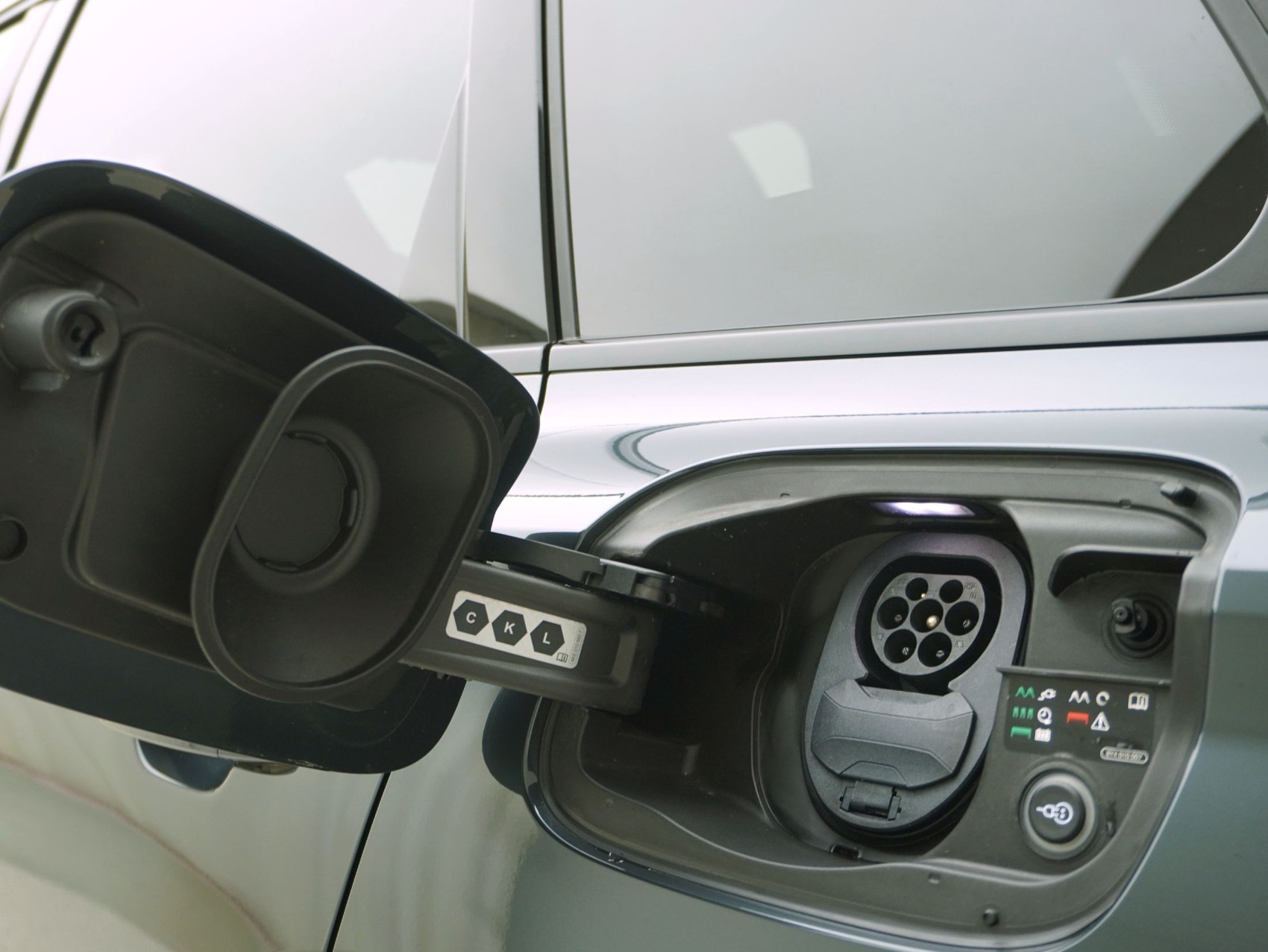 AUDI Q6 e-tron quattro **Audi Werksgarantie bis 06/2030**-showroom-element-3
