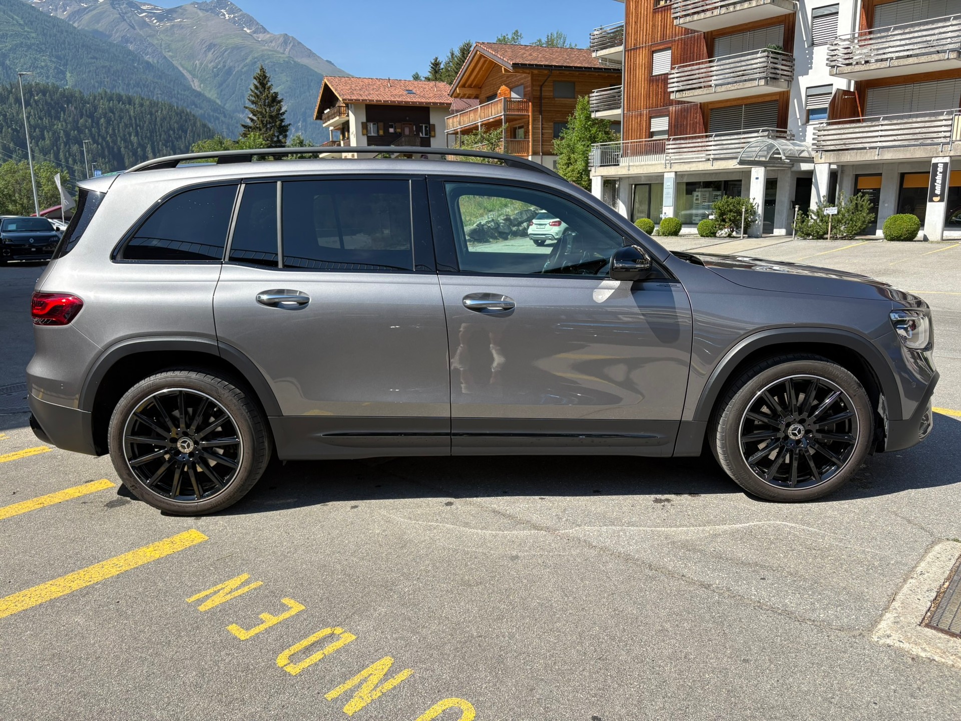MERCEDES-BENZ GLB 250 4Matic 8G-Tronic-showroom-element-3