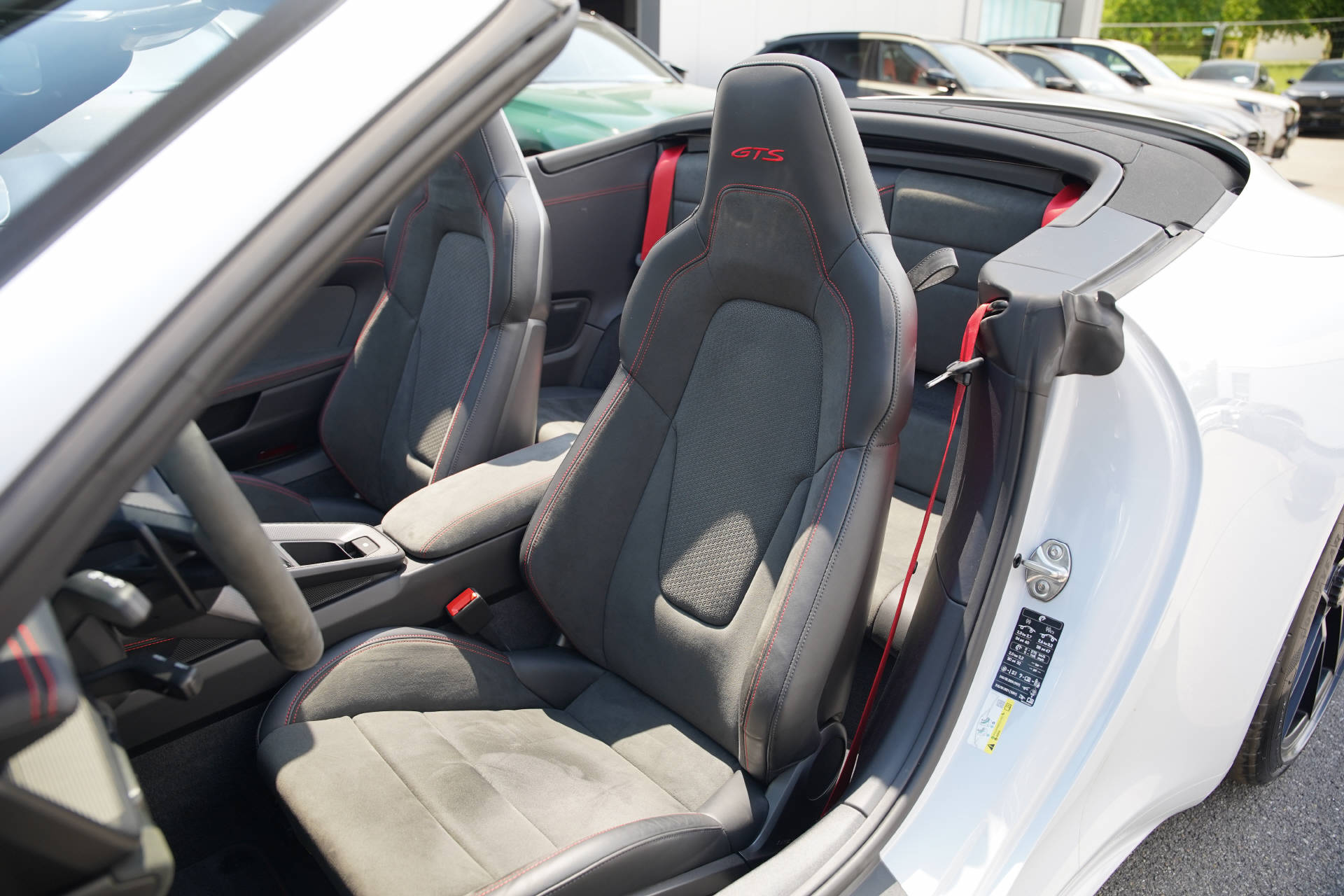 PORSCHE 911 Carrera 4 GTS Cabriolet Eisgrau-image-9