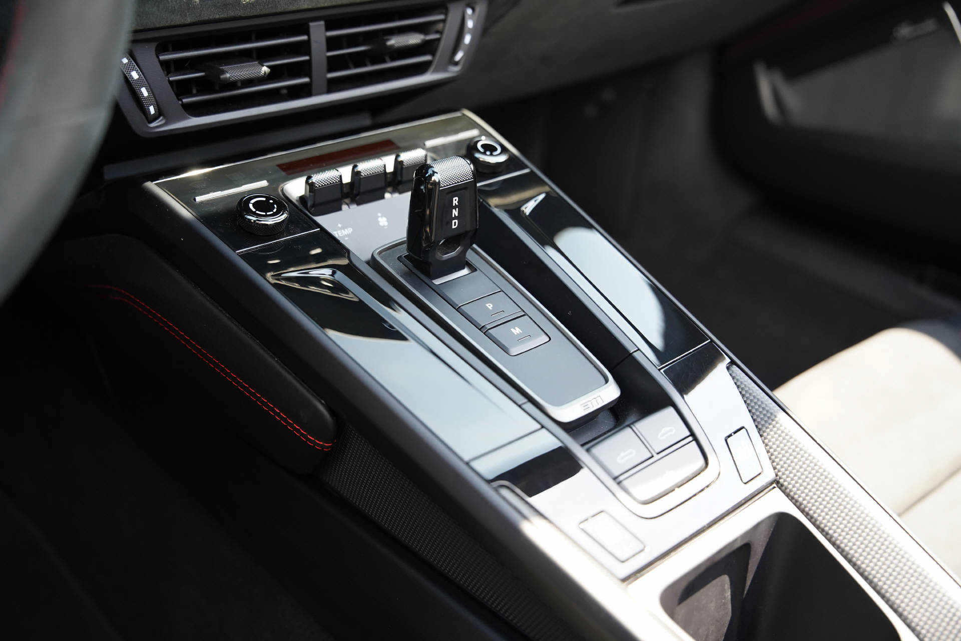 PORSCHE 911 Carrera 4 GTS Cabriolet Eisgrau-image-13