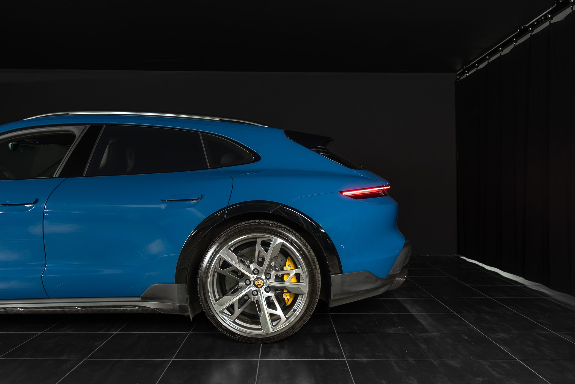 PORSCHE Taycan Turbo S Cross Turismo-showroom-element-3