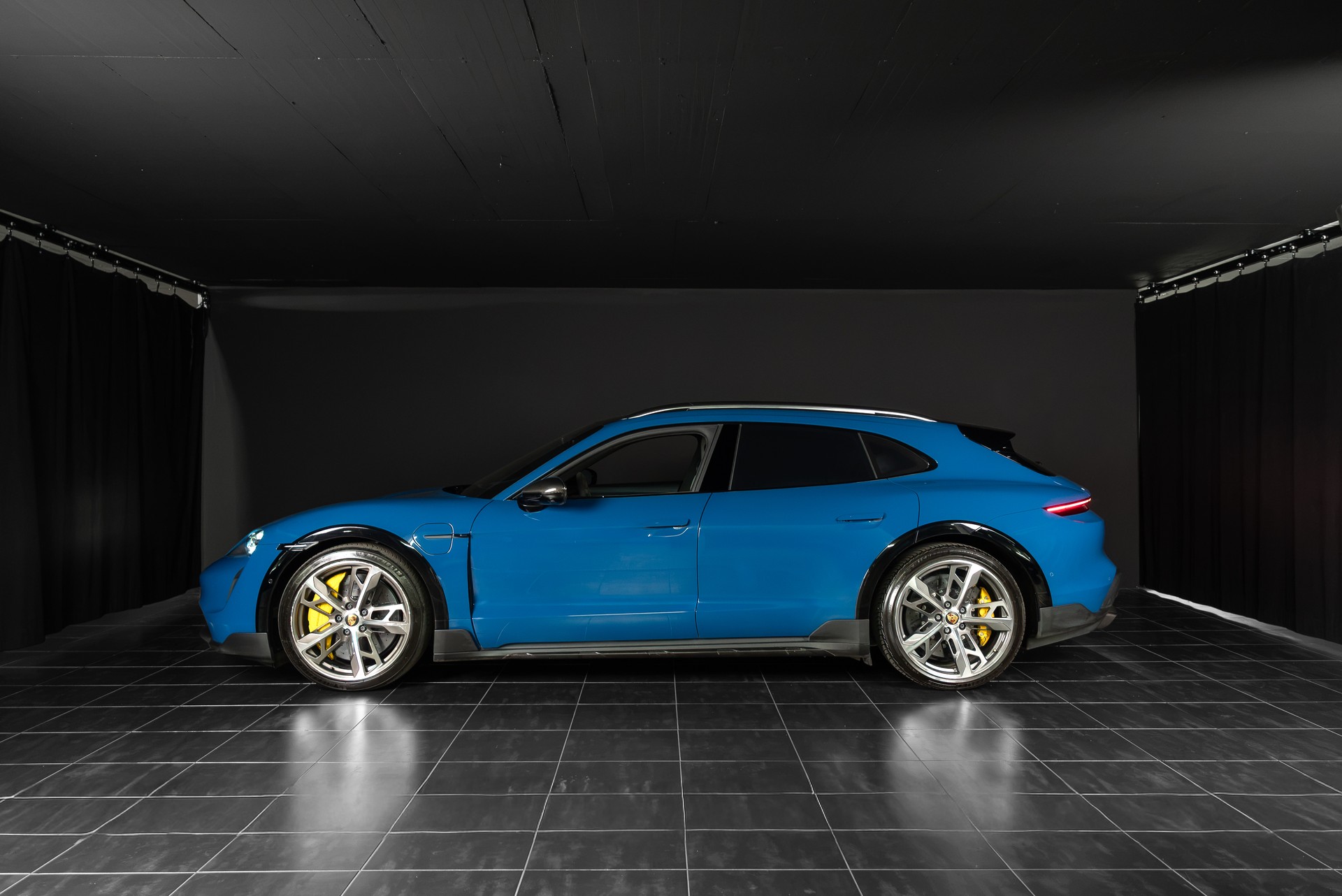 PORSCHE Taycan Turbo S Cross Turismo-showroom-element-1