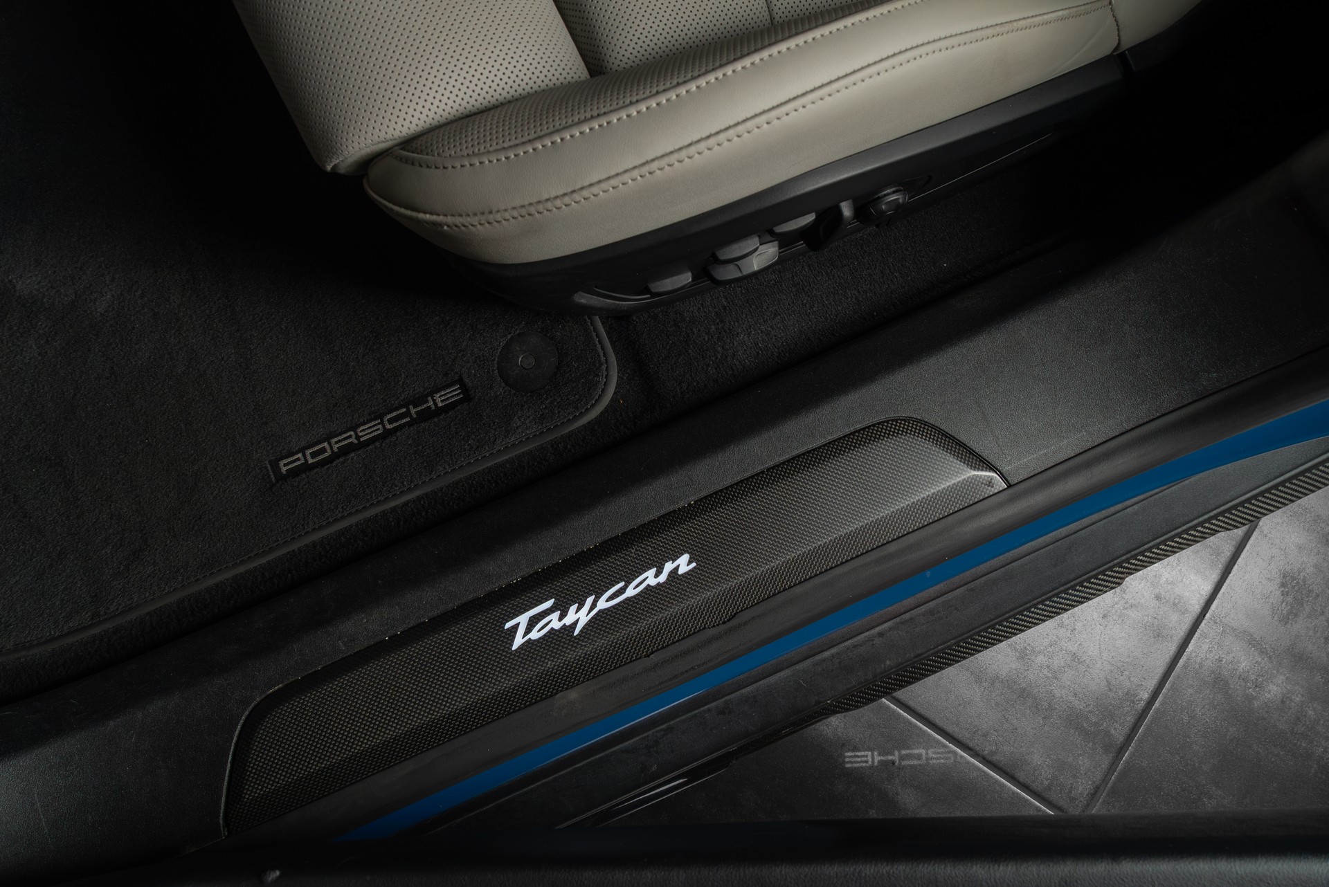 PORSCHE Taycan Turbo S Cross Turismo-image-14