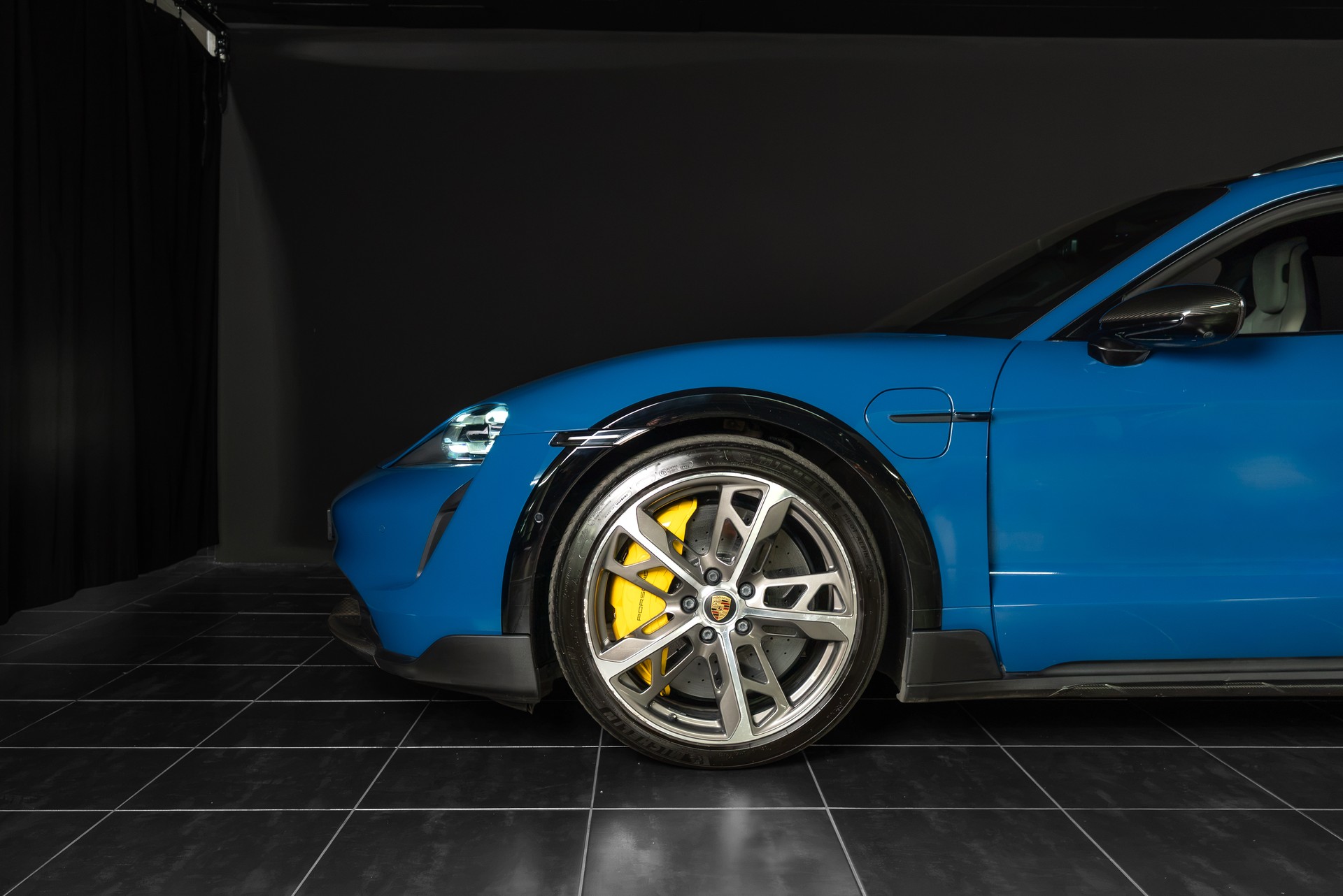 PORSCHE Taycan Turbo S Cross Turismo-showroom-element-2