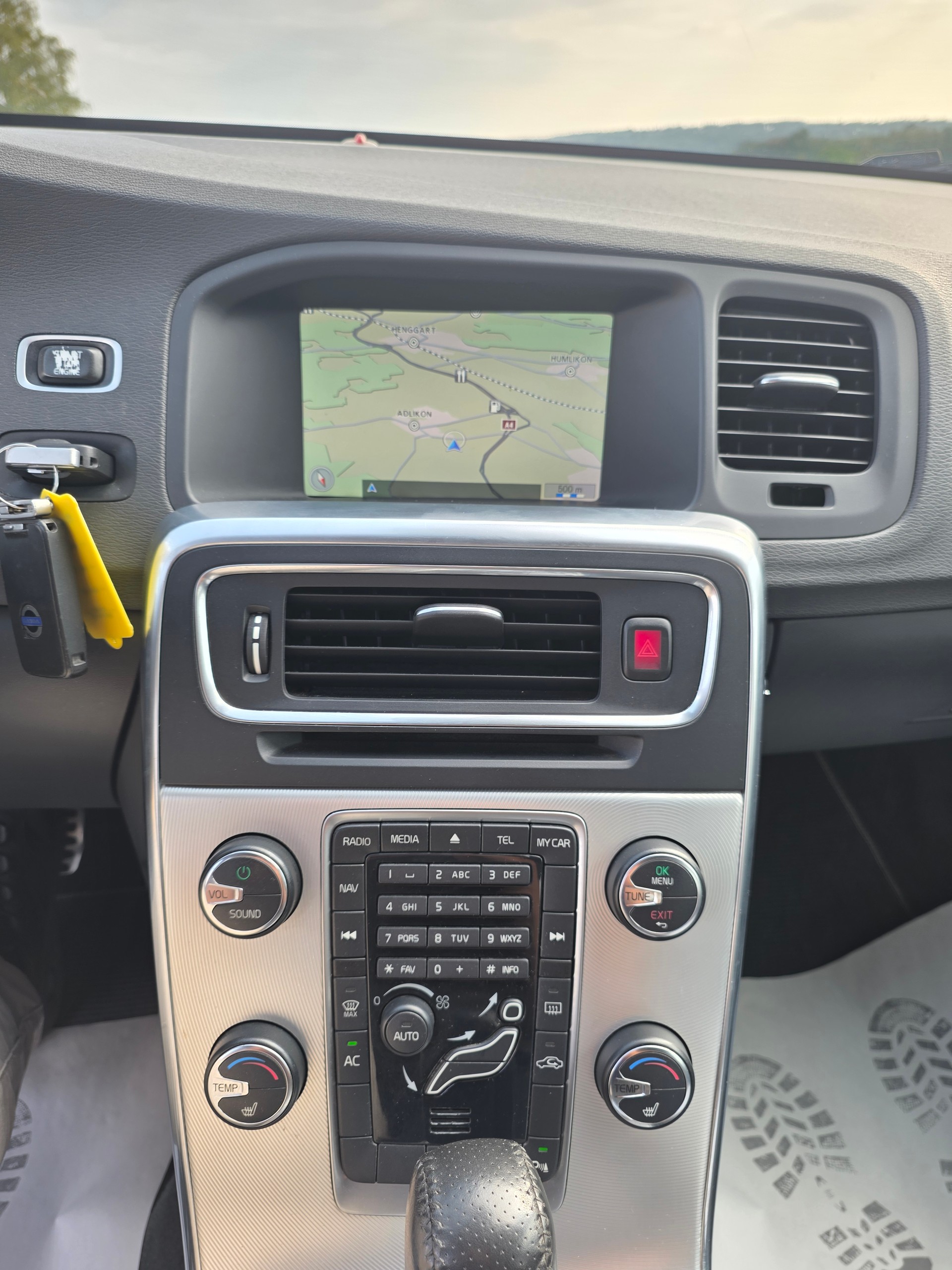 VOLVO V60 D5 AWD R-Design Geartronic-image-13