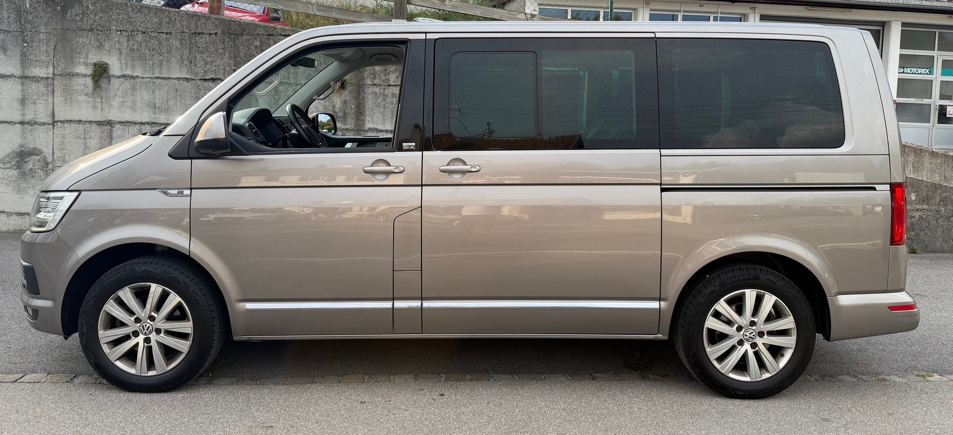 VW T6 Multivan 2.0 TDI Generation Six-showroom-element-2