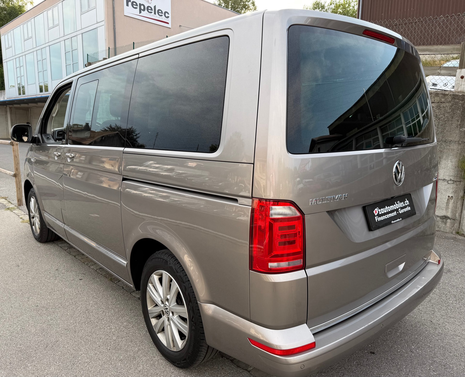 VW T6 Multivan 2.0 TDI Generation Six-showroom-element-3