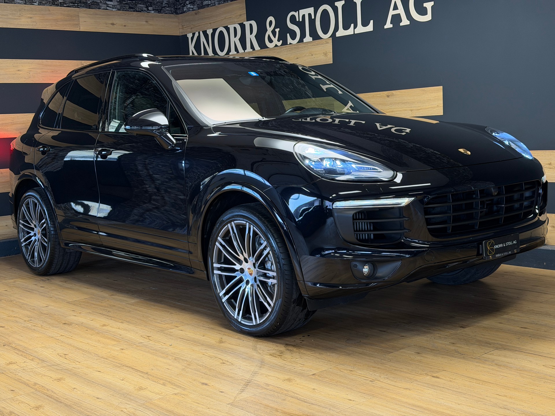 PORSCHE Cayenne S Diesel Platinum-showroom-element-2