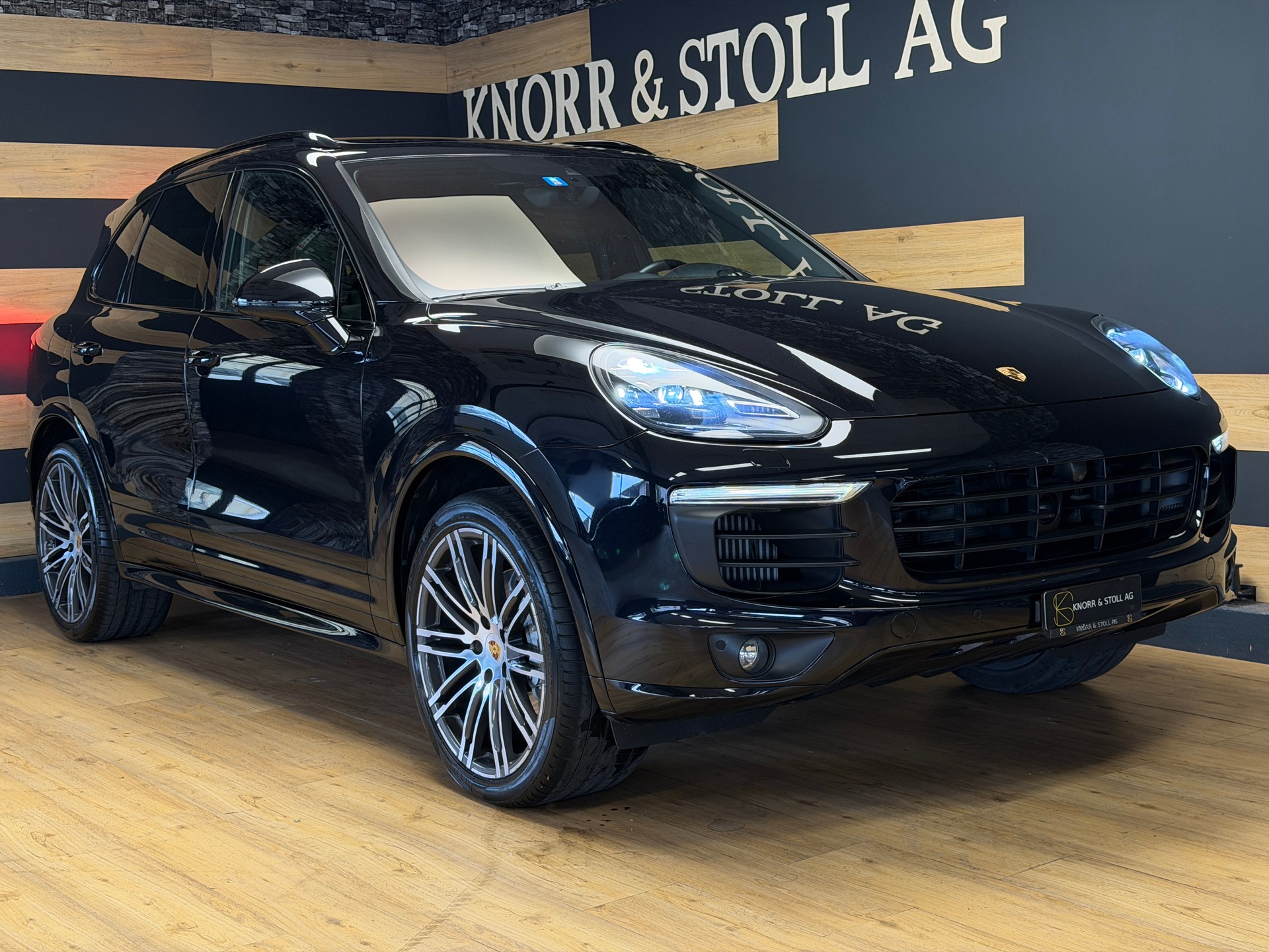 PORSCHE Cayenne S Diesel Platinum-showroom-element-1