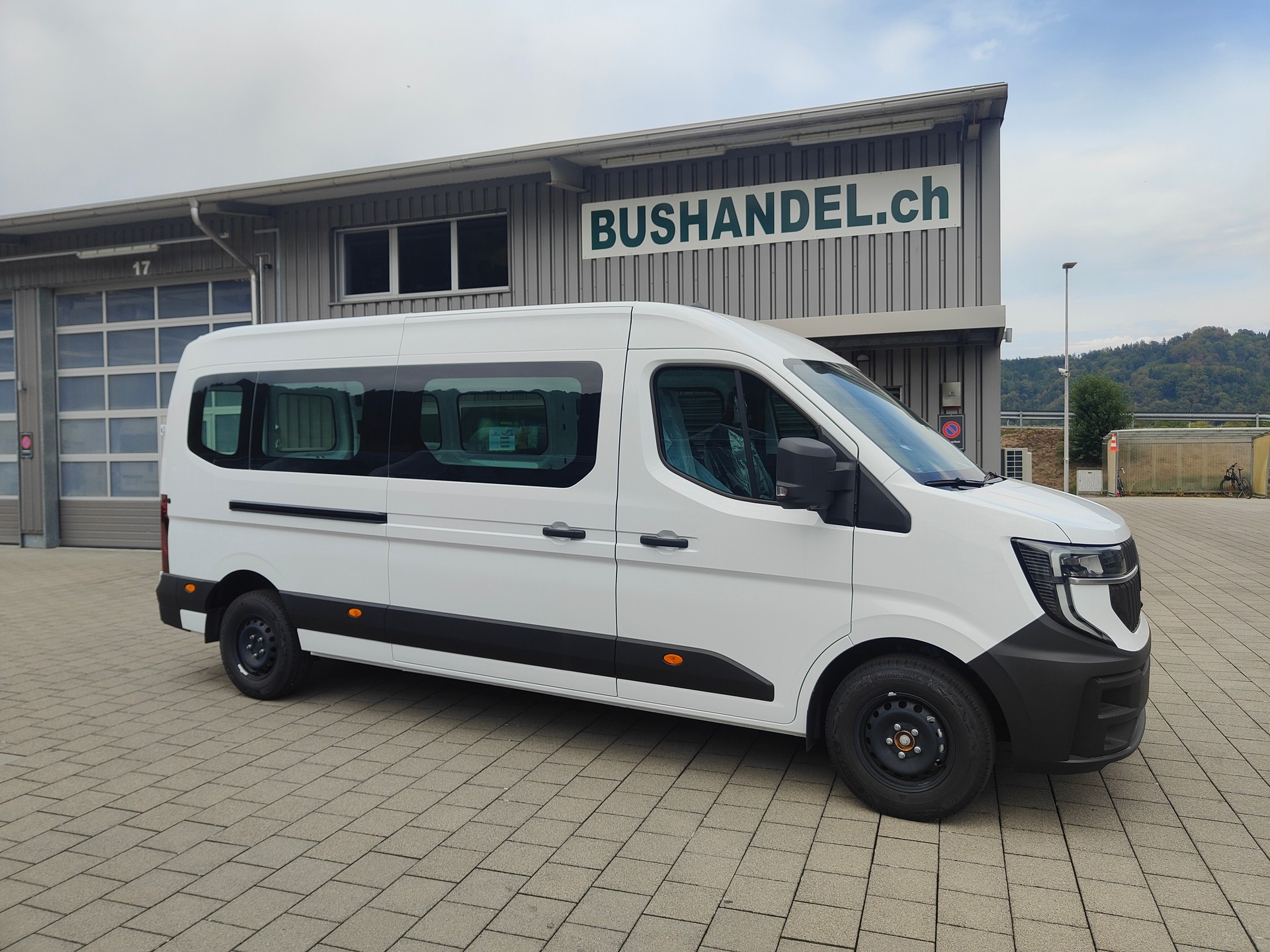 RENAULT Kleinbus mit 13 Plätzen