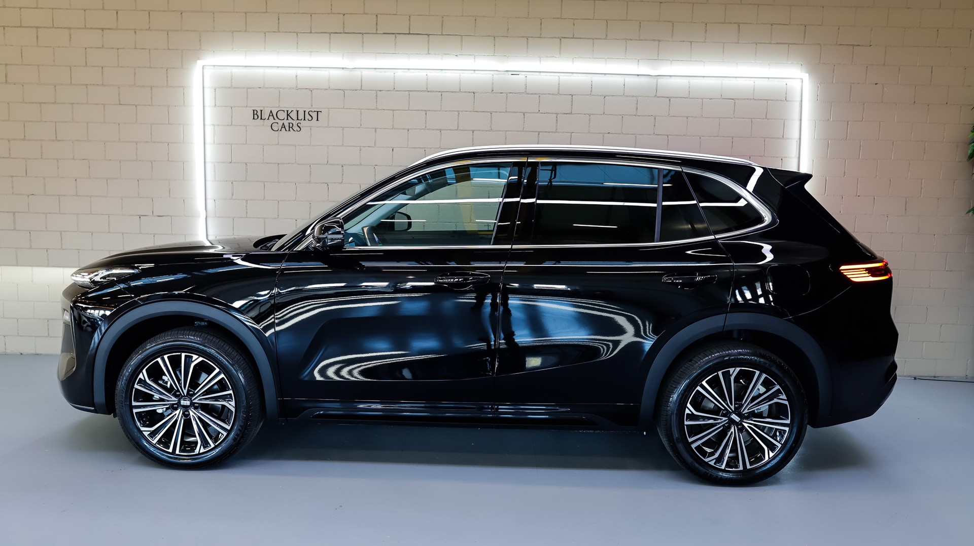 GEELY Starray EM-i MAX + PHEV *Polar Black*-showroom-element-2