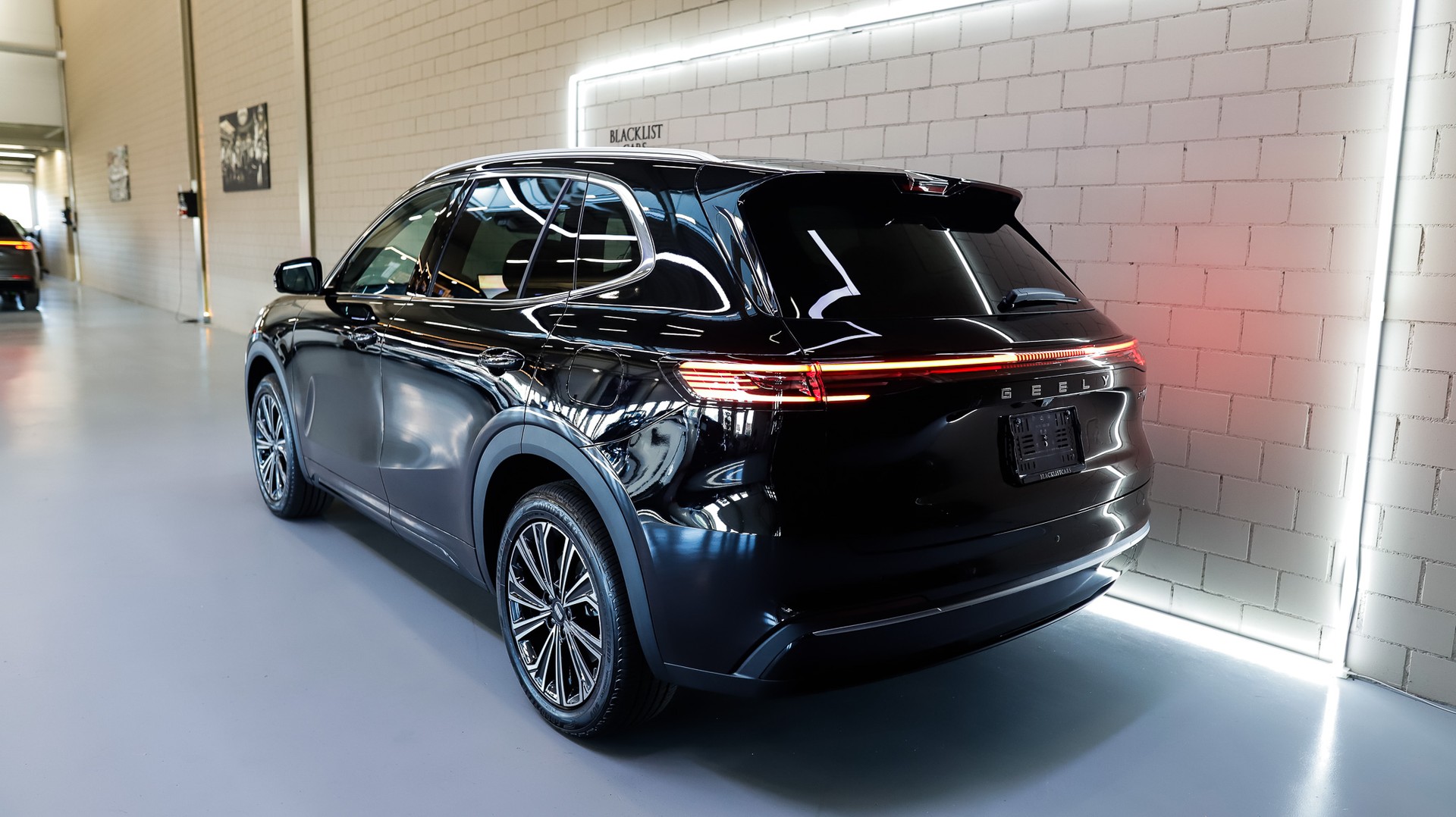 GEELY Starray EM-i MAX + PHEV *Polar Black*-showroom-element-3