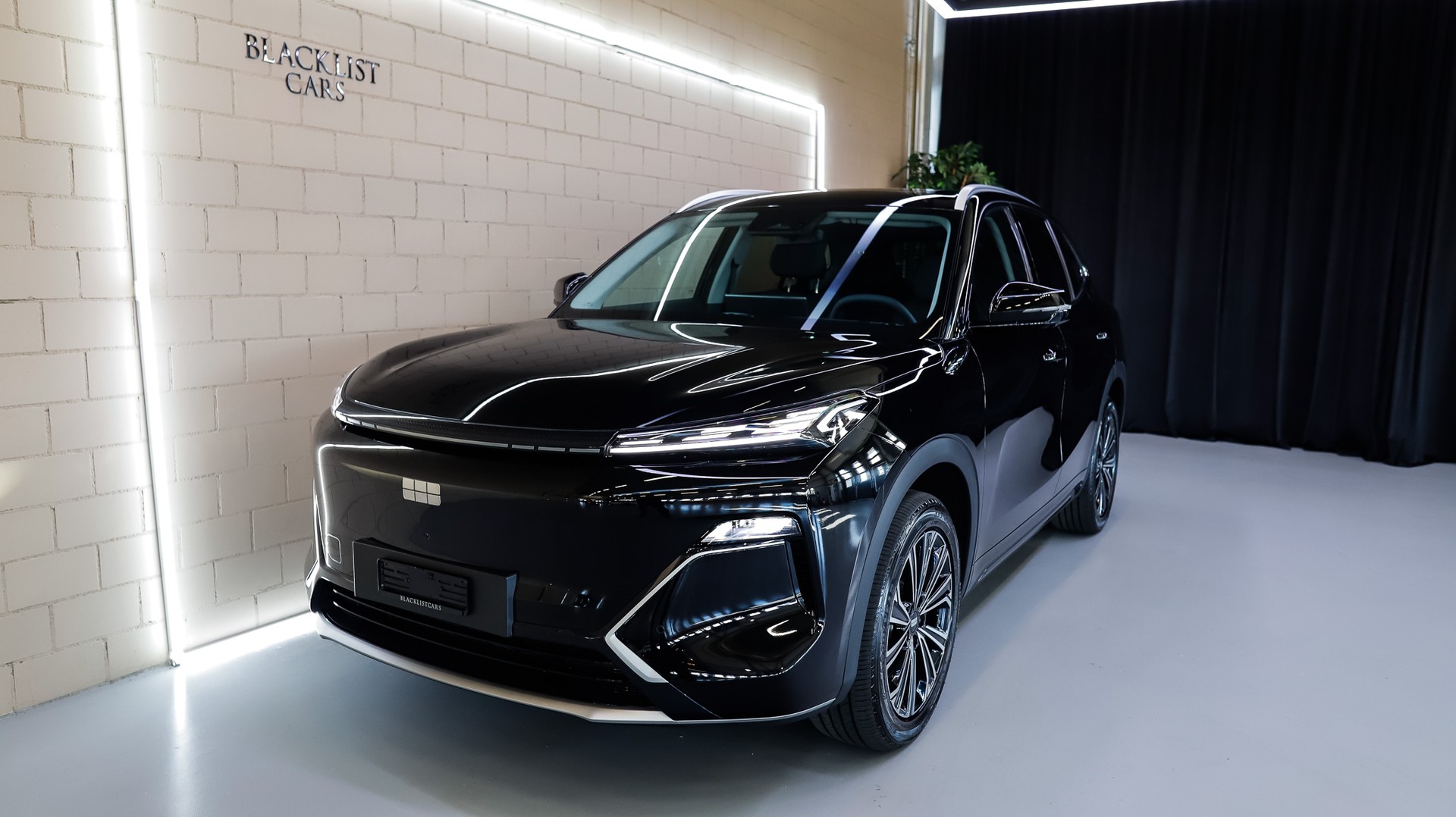 GEELY Starray EM-i MAX + PHEV *Polar Black*-showroom-element-1