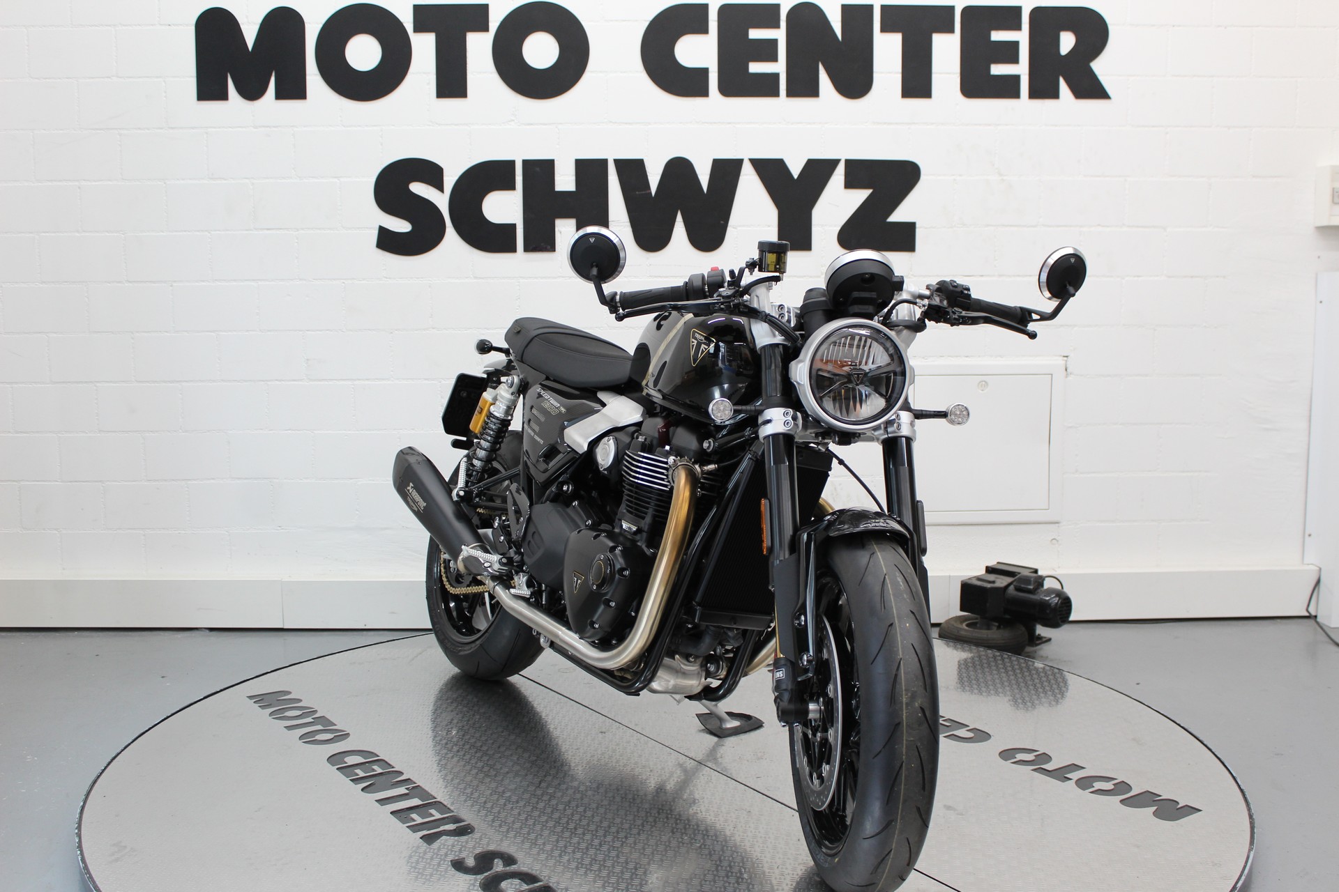 TRIUMPH 1200 TFC-showroom-element-2