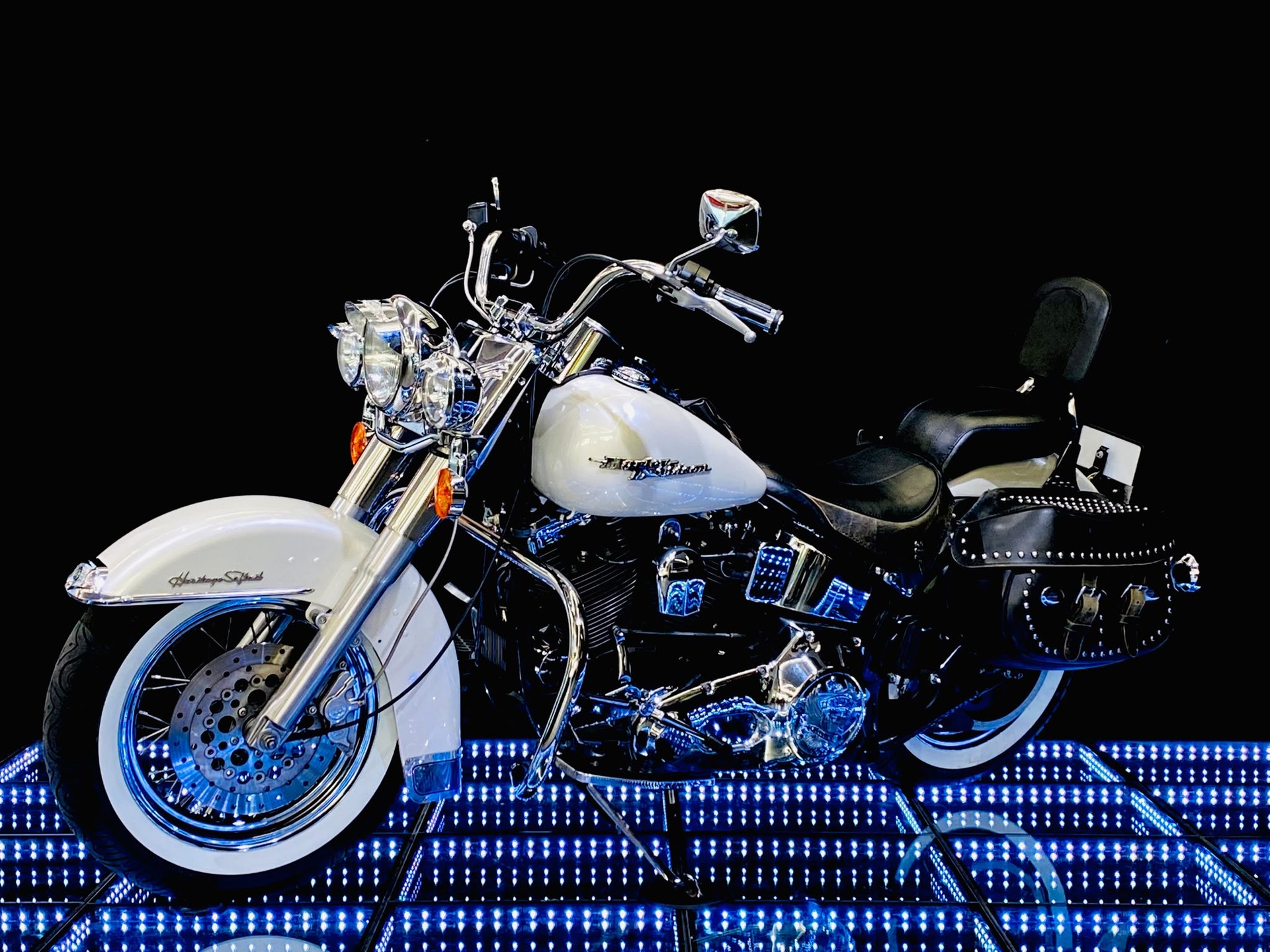 HARLEY-DAVIDSON FLSTN Heritage Special-showroom-element-1