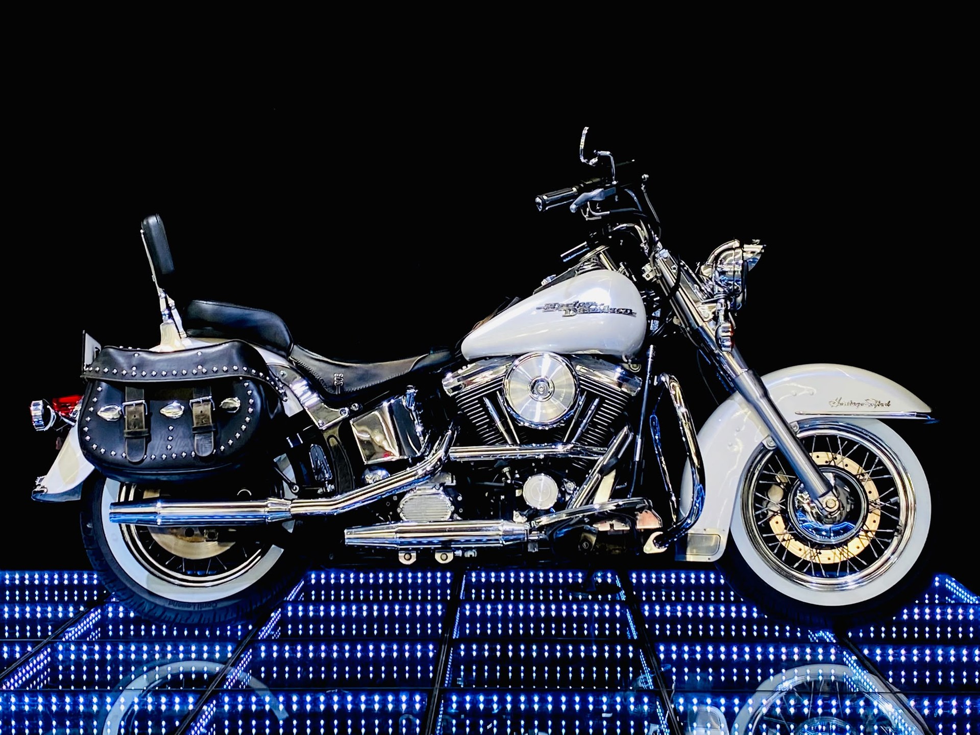 HARLEY-DAVIDSON FLSTN Heritage Special-showroom-element-2