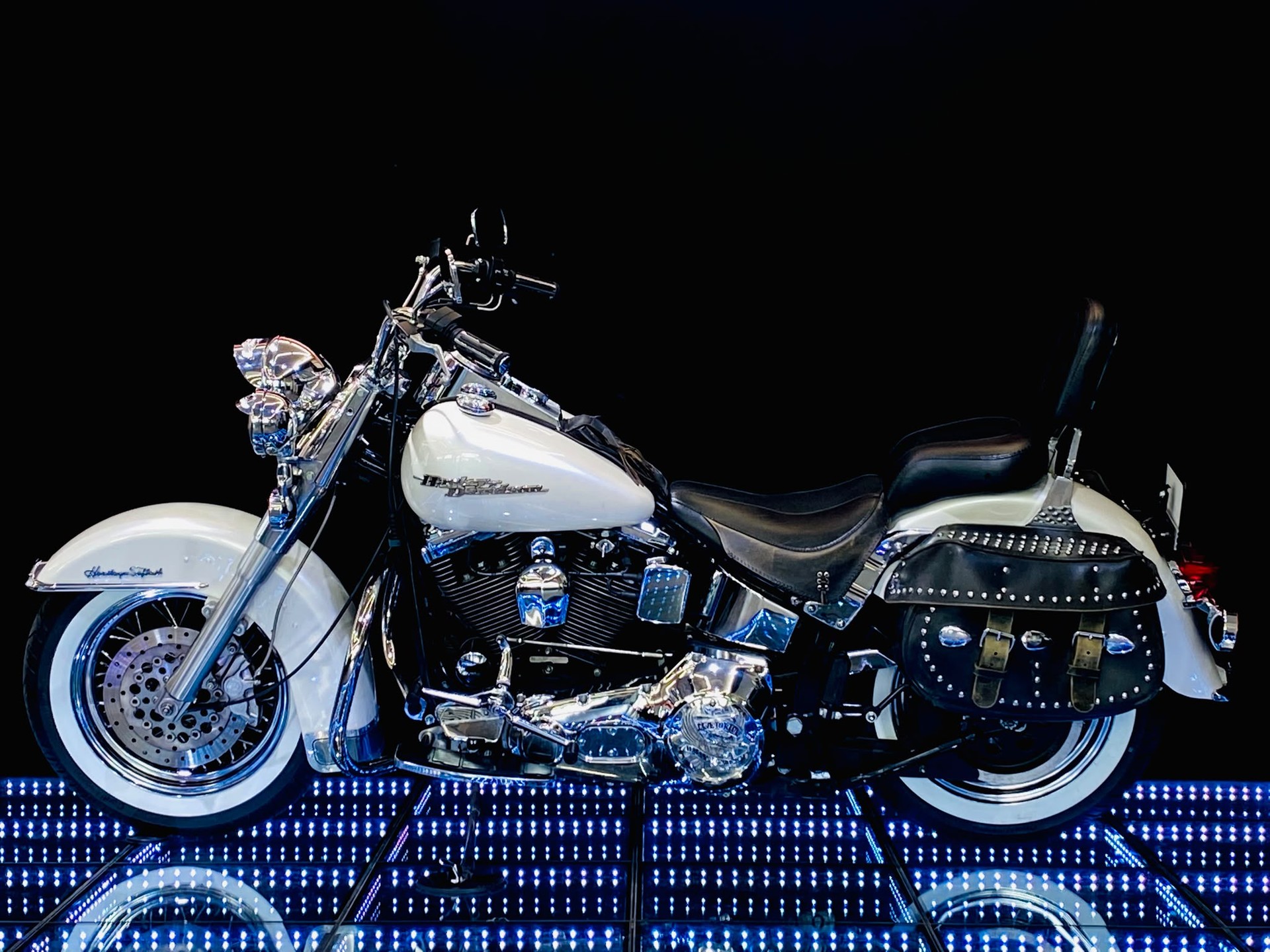 HARLEY-DAVIDSON FLSTN Heritage Special-showroom-element-3