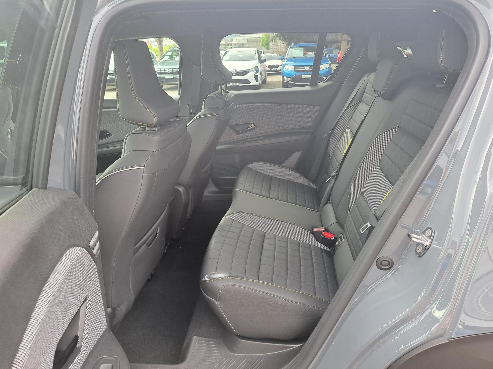 RENAULT R4 E-TECH ELECTRIC iconic 150PS Comfort Range-image-6