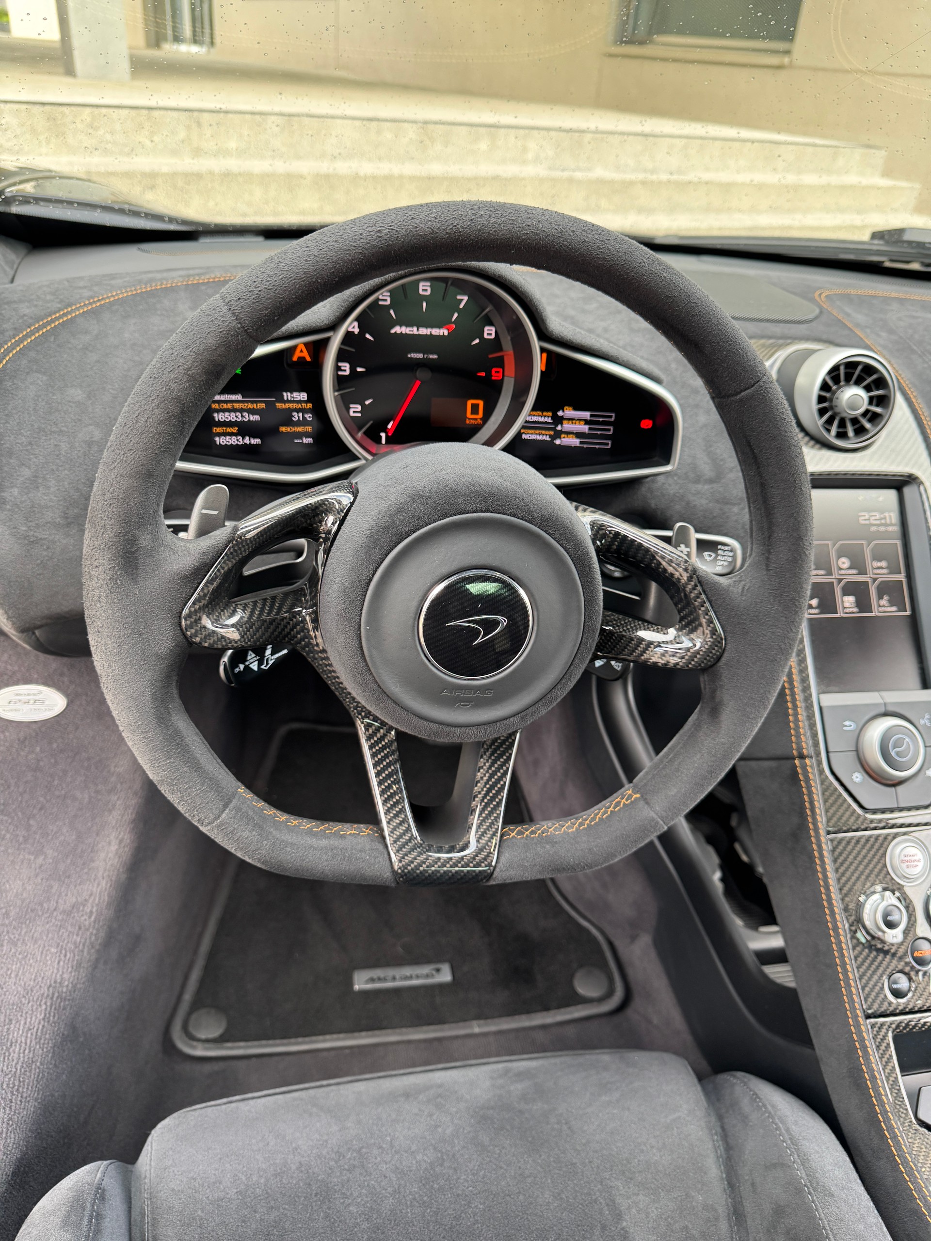 McLAREN 650S Coupé 3.8 V8 Carbon Black SSG [ P1 Carbon Racing Seat ] [ Carbon Fibre Interior ] [ Alcantara Trim / Contrast Stitching ]-image-12
