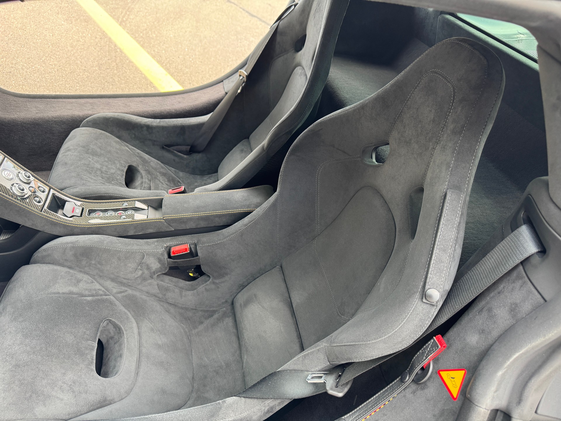 McLAREN 650S Coupé 3.8 V8 Carbon Black SSG [ P1 Carbon Racing Seat ] [ Carbon Fibre Interior ] [ Alcantara Trim / Contrast Stitching ]-image-7