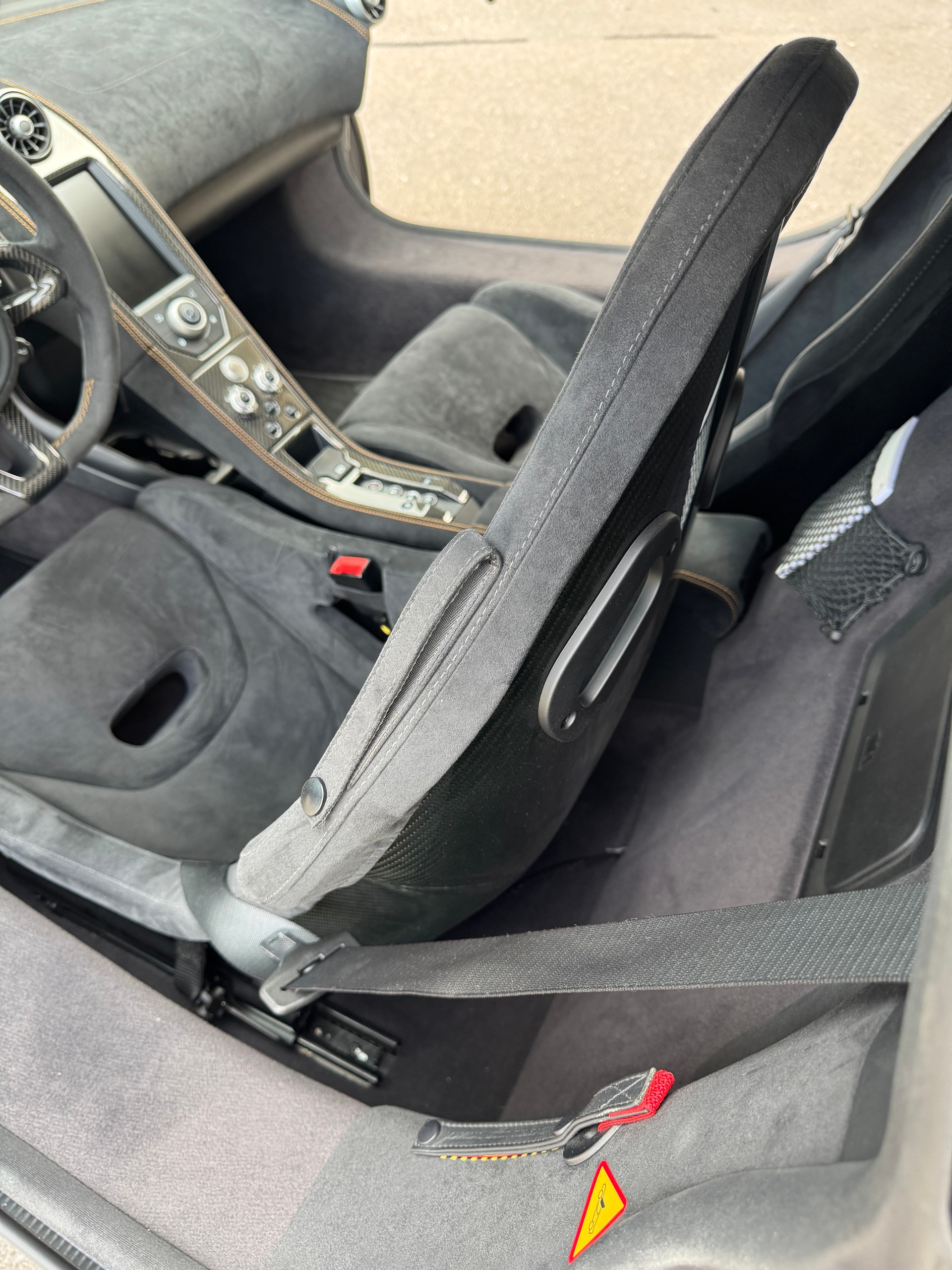 McLAREN 650S Coupé 3.8 V8 Carbon Black SSG [ P1 Carbon Racing Seat ] [ Carbon Fibre Interior ] [ Alcantara Trim / Contrast Stitching ]-image-9