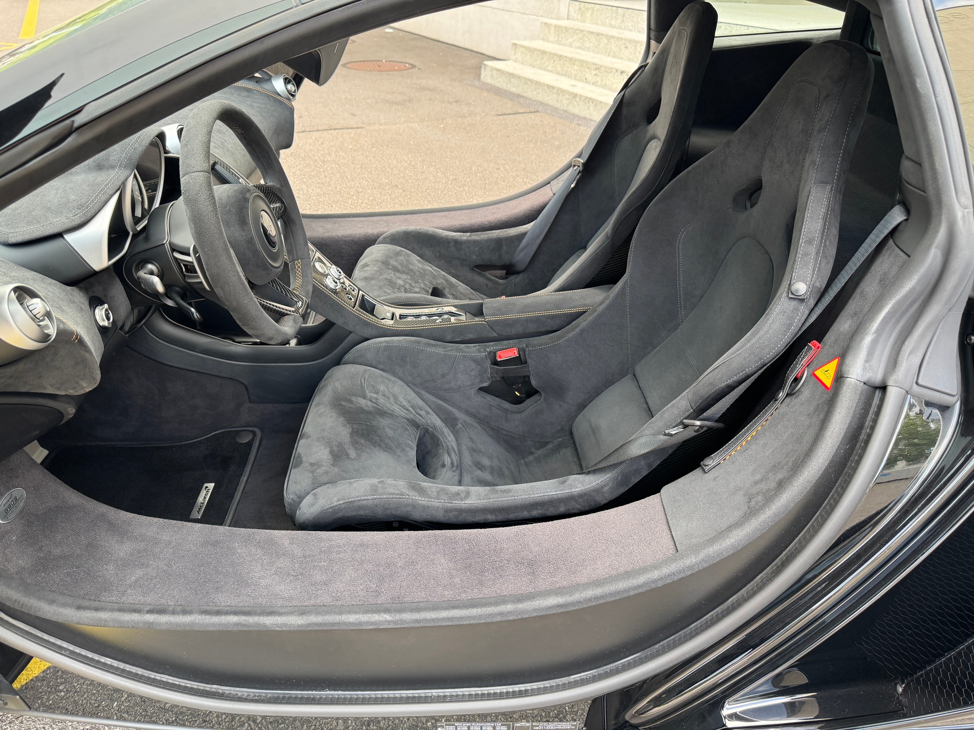 McLAREN 650S Coupé 3.8 V8 Carbon Black SSG [ P1 Carbon Racing Seat ] [ Carbon Fibre Interior ] [ Alcantara Trim / Contrast Stitching ]-image-6