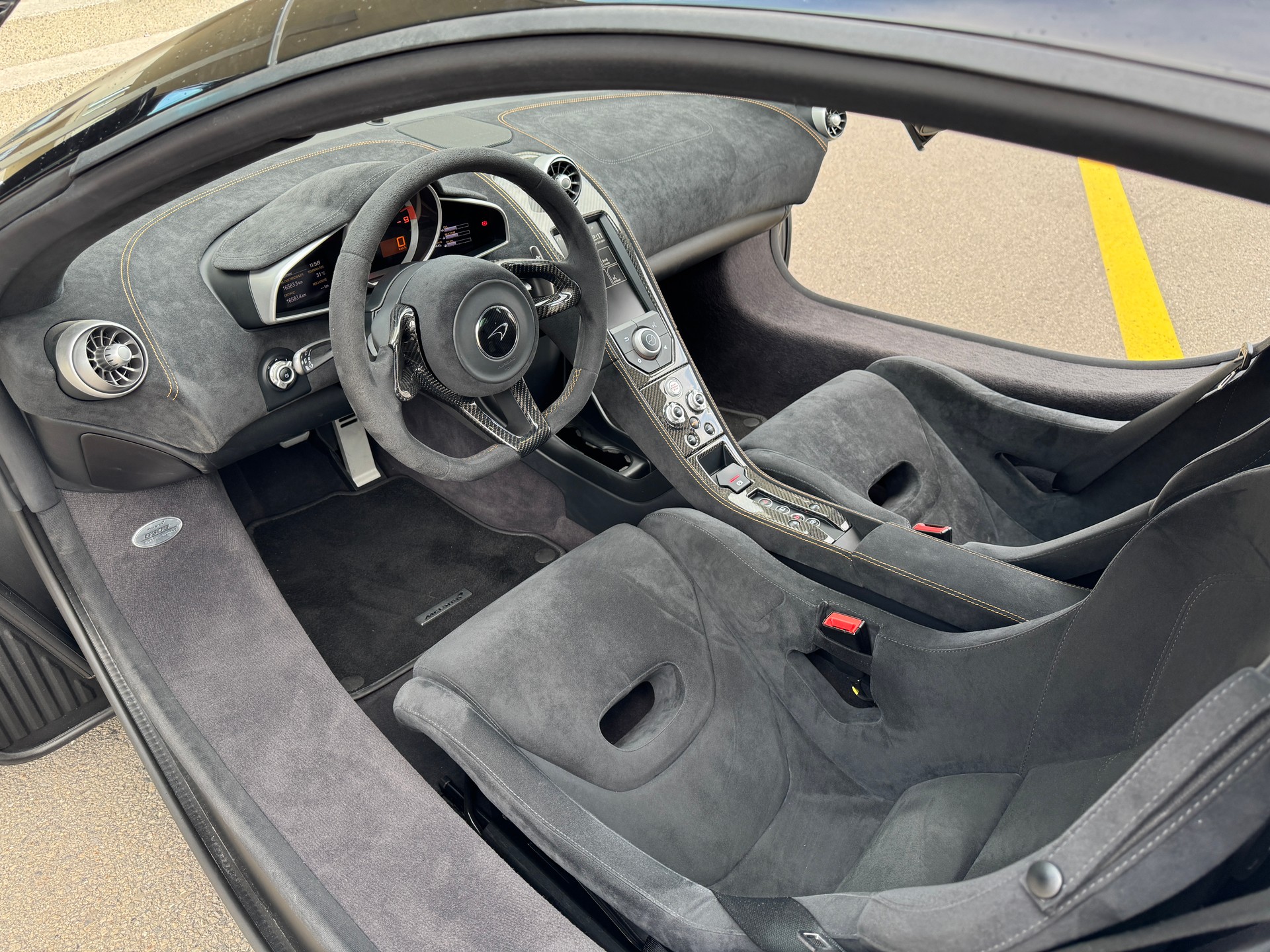 McLAREN 650S Coupé 3.8 V8 Carbon Black SSG [ P1 Carbon Racing Seat ] [ Carbon Fibre Interior ] [ Alcantara Trim / Contrast Stitching ]-image-8