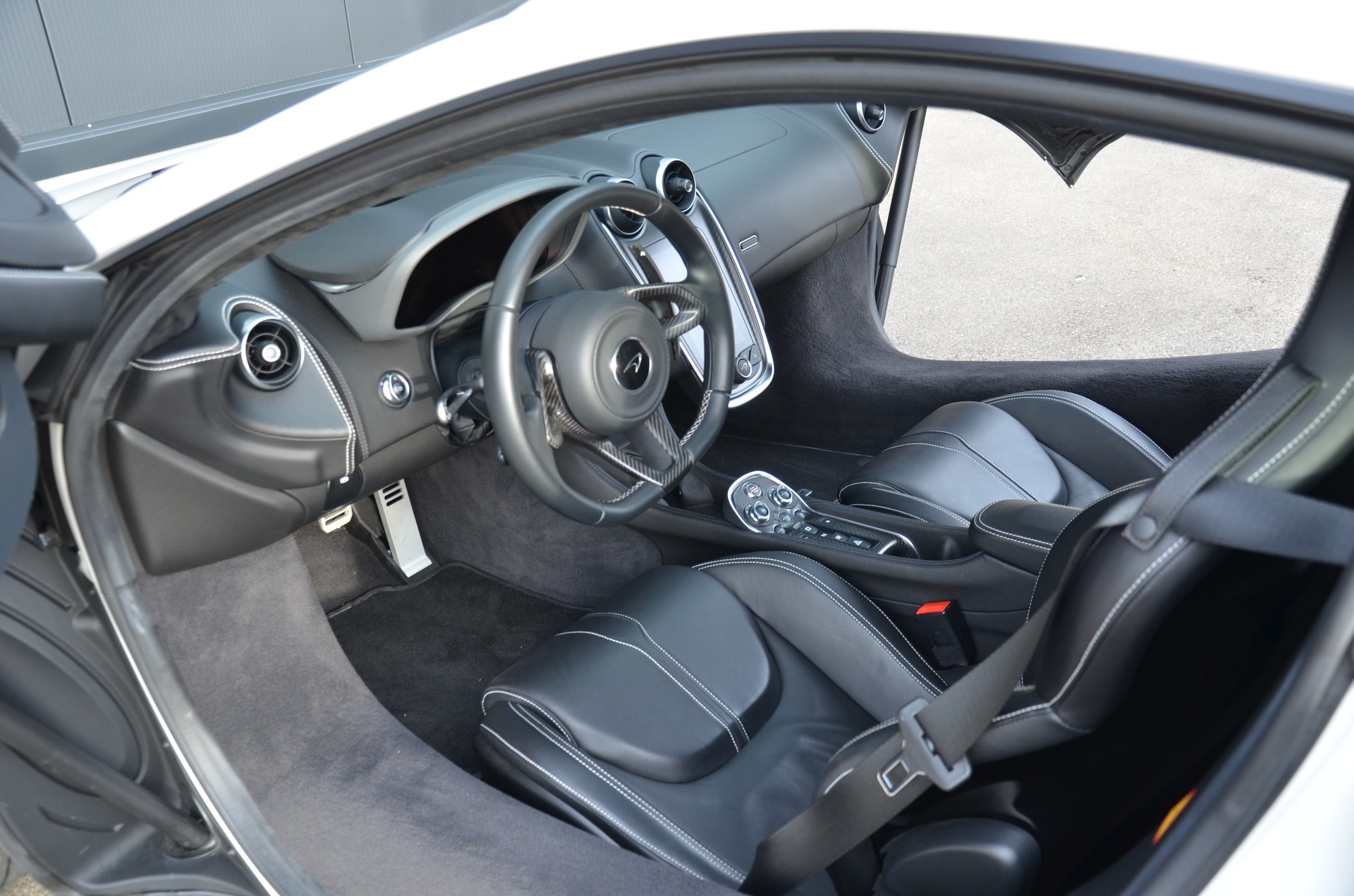 McLAREN 570S Coupé 3.8 V8 SSG-image-13