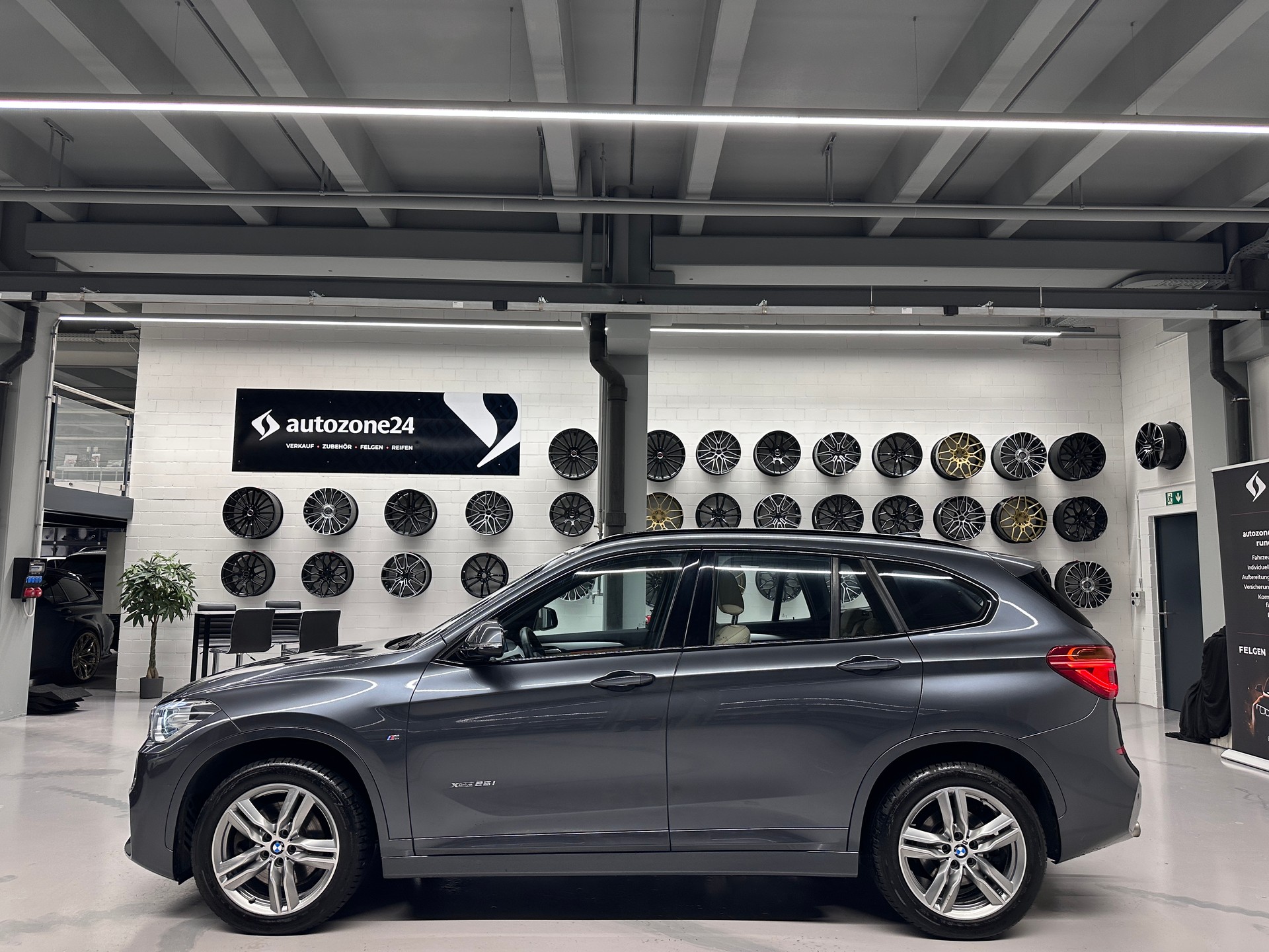 BMW X1 25i xDrive M-Sport *CH-Auto*Lückenlose Servicehistorie bei BMW*Frisch ab MFK*-image-3