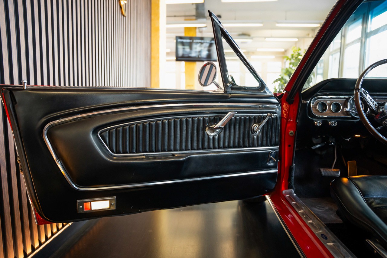 FORD MUSTANG V8-image-18