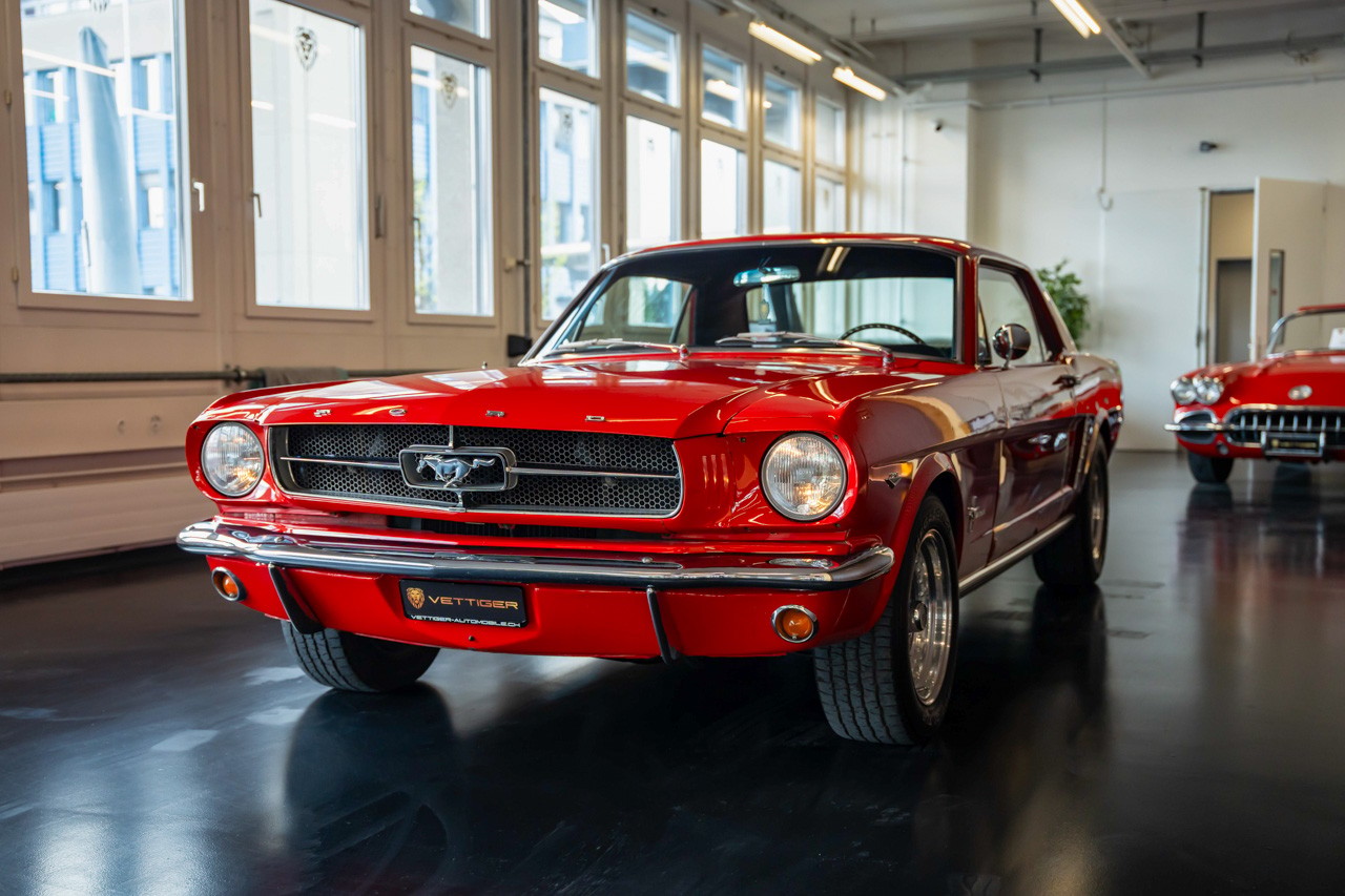 FORD MUSTANG V8-showroom-element-2