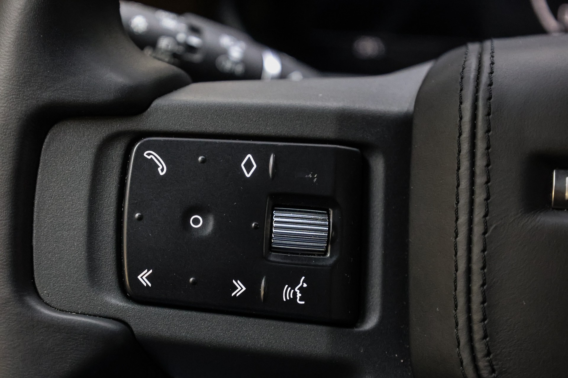 LAND ROVER Defender 110 3.0 D I6 300 X-Dynamic HSE-image-35