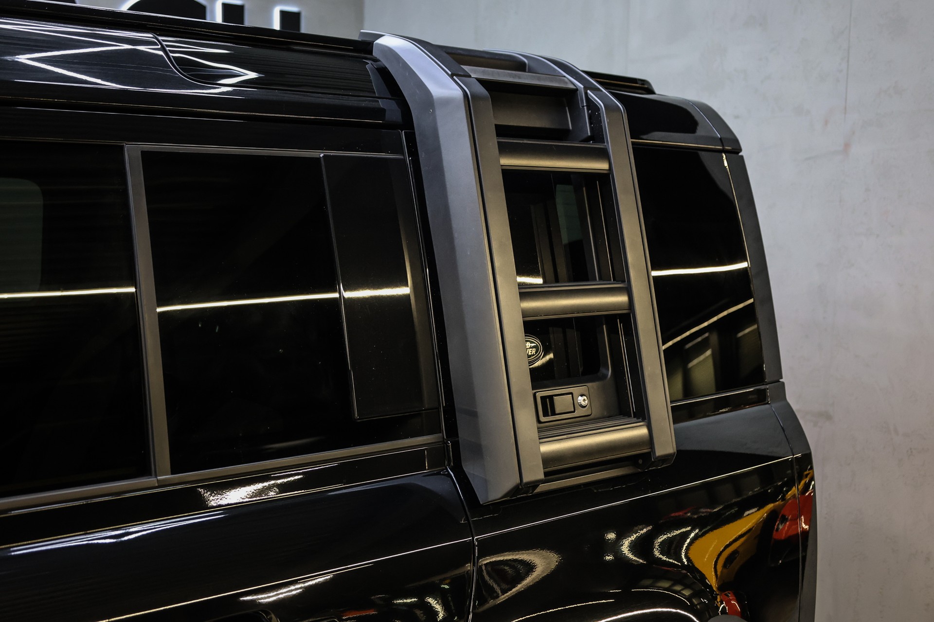 LAND ROVER Defender 110 3.0 D I6 300 X-Dynamic HSE-image-14