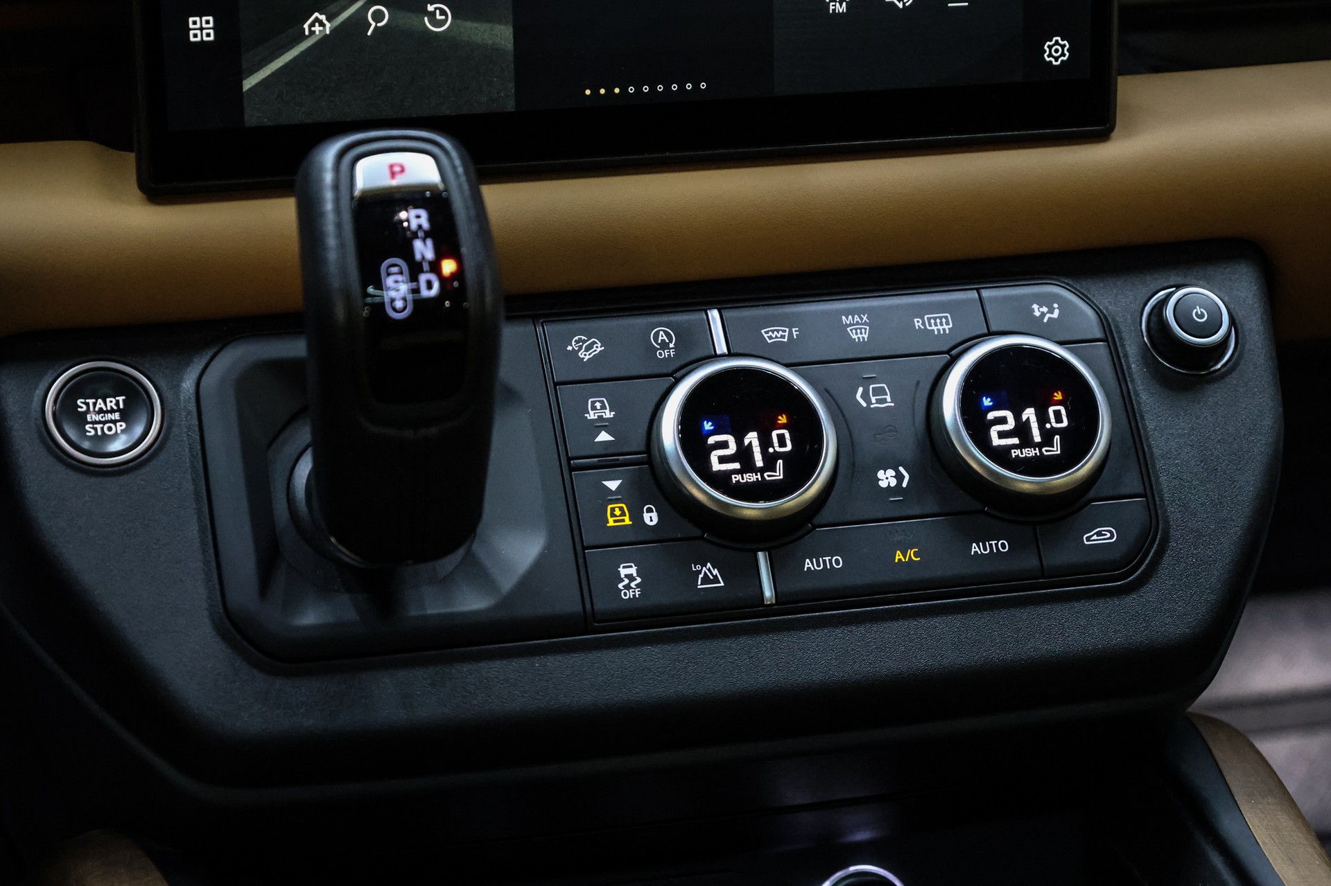 LAND ROVER Defender 110 3.0 D I6 300 X-Dynamic HSE-image-30