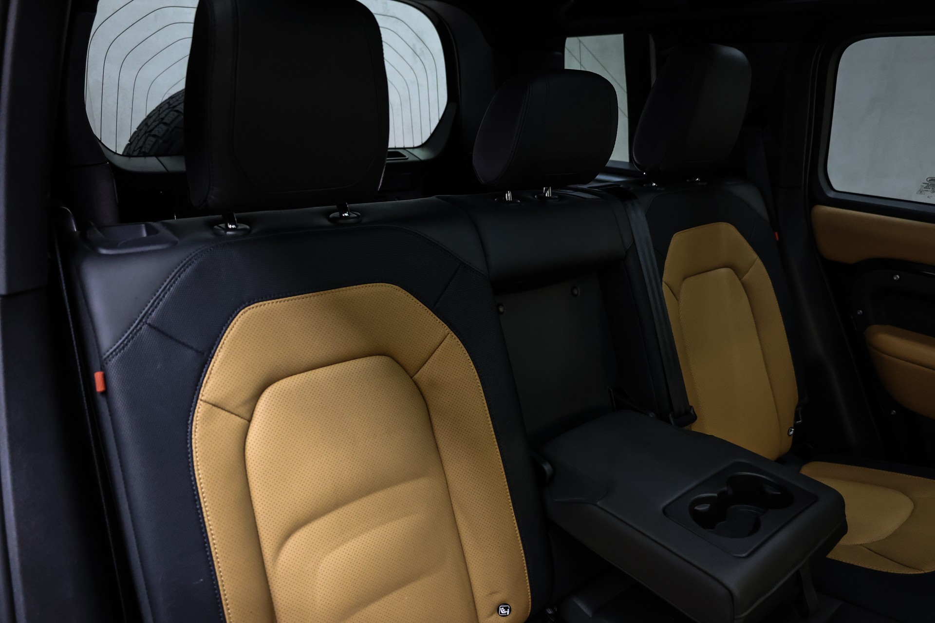 LAND ROVER Defender 110 3.0 D I6 300 X-Dynamic HSE-image-26