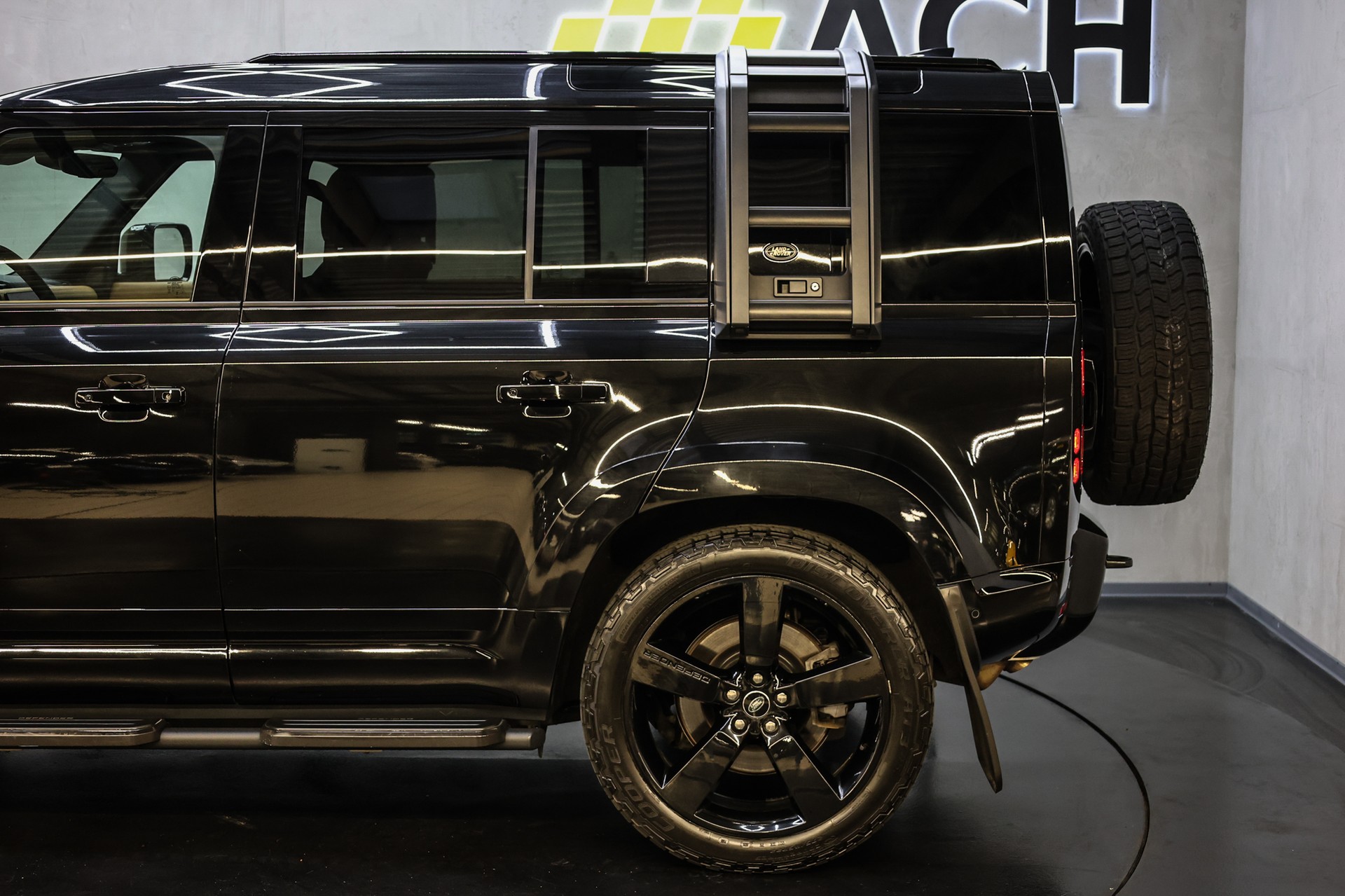LAND ROVER Defender 110 3.0 D I6 300 X-Dynamic HSE-image-13