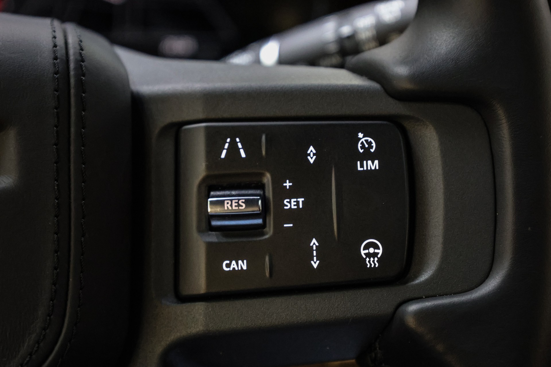 LAND ROVER Defender 110 3.0 D I6 300 X-Dynamic HSE-image-34