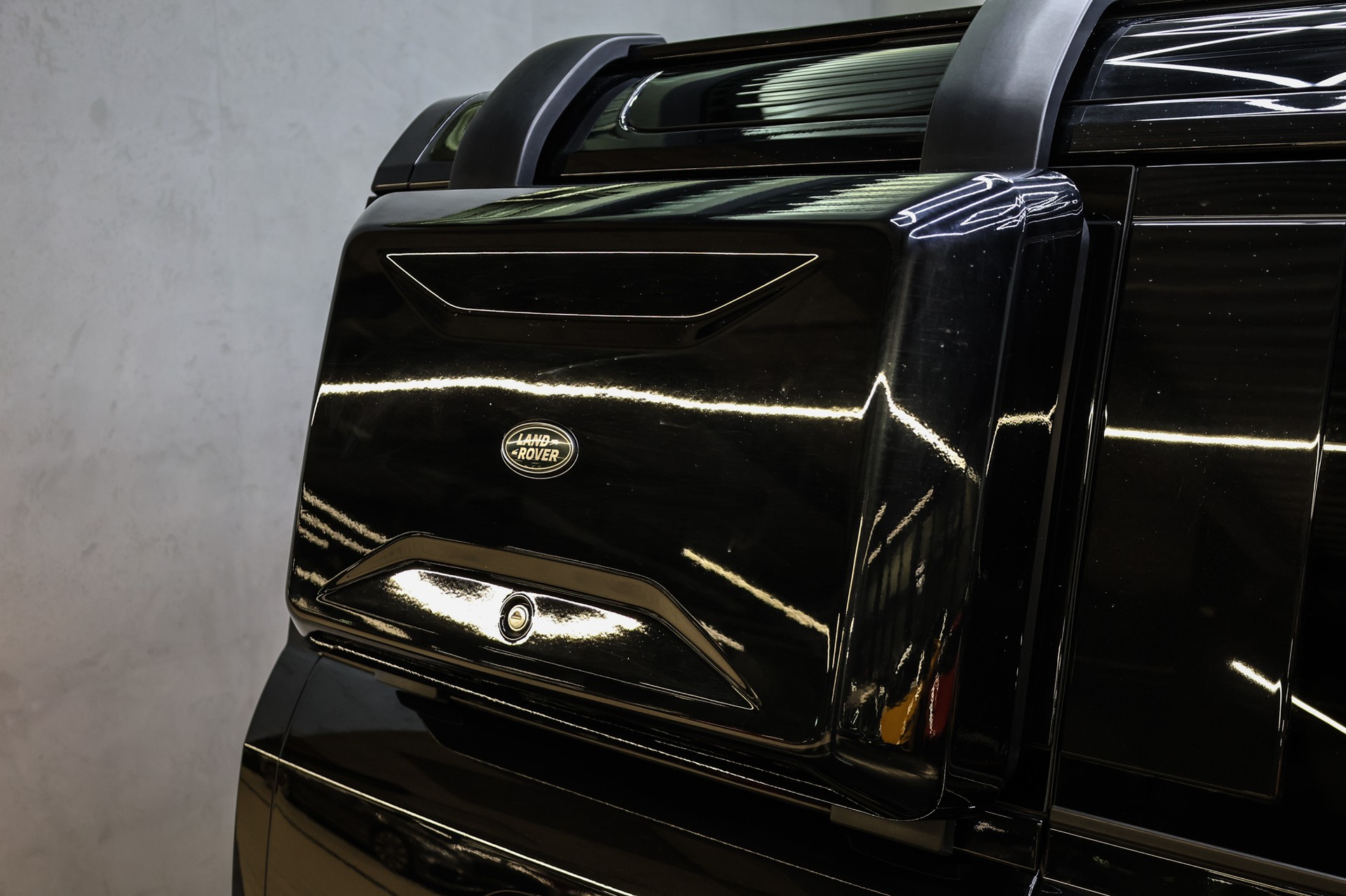 LAND ROVER Defender 110 3.0 D I6 300 X-Dynamic HSE-image-17